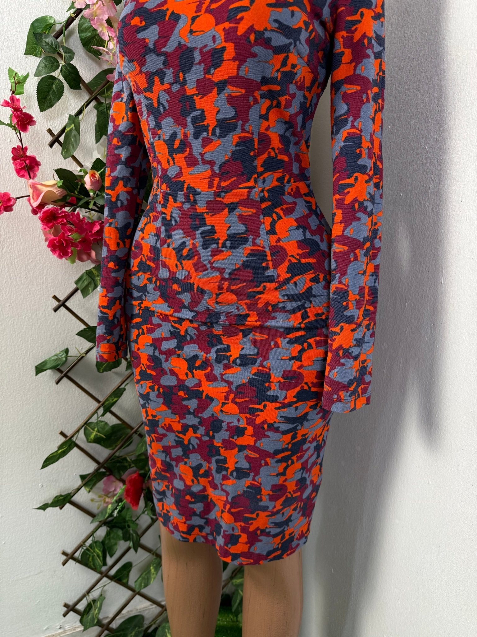 Robe moulante mi longue dos en v - Perluna Store - kinshasa