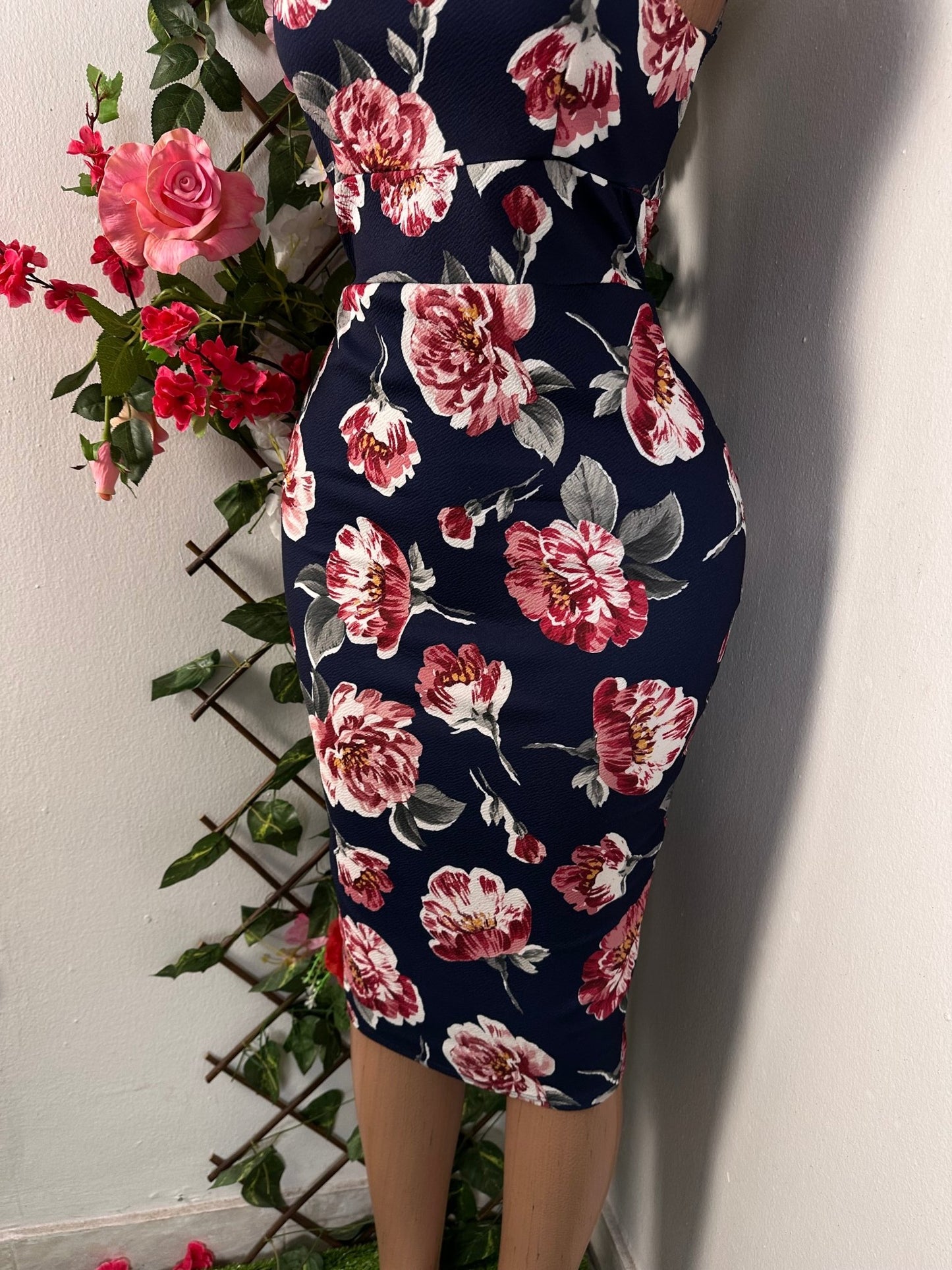 Robe moulante mi longue sans manche à colle carré et ouvert dans le dos - Perluna Store - kinshasa