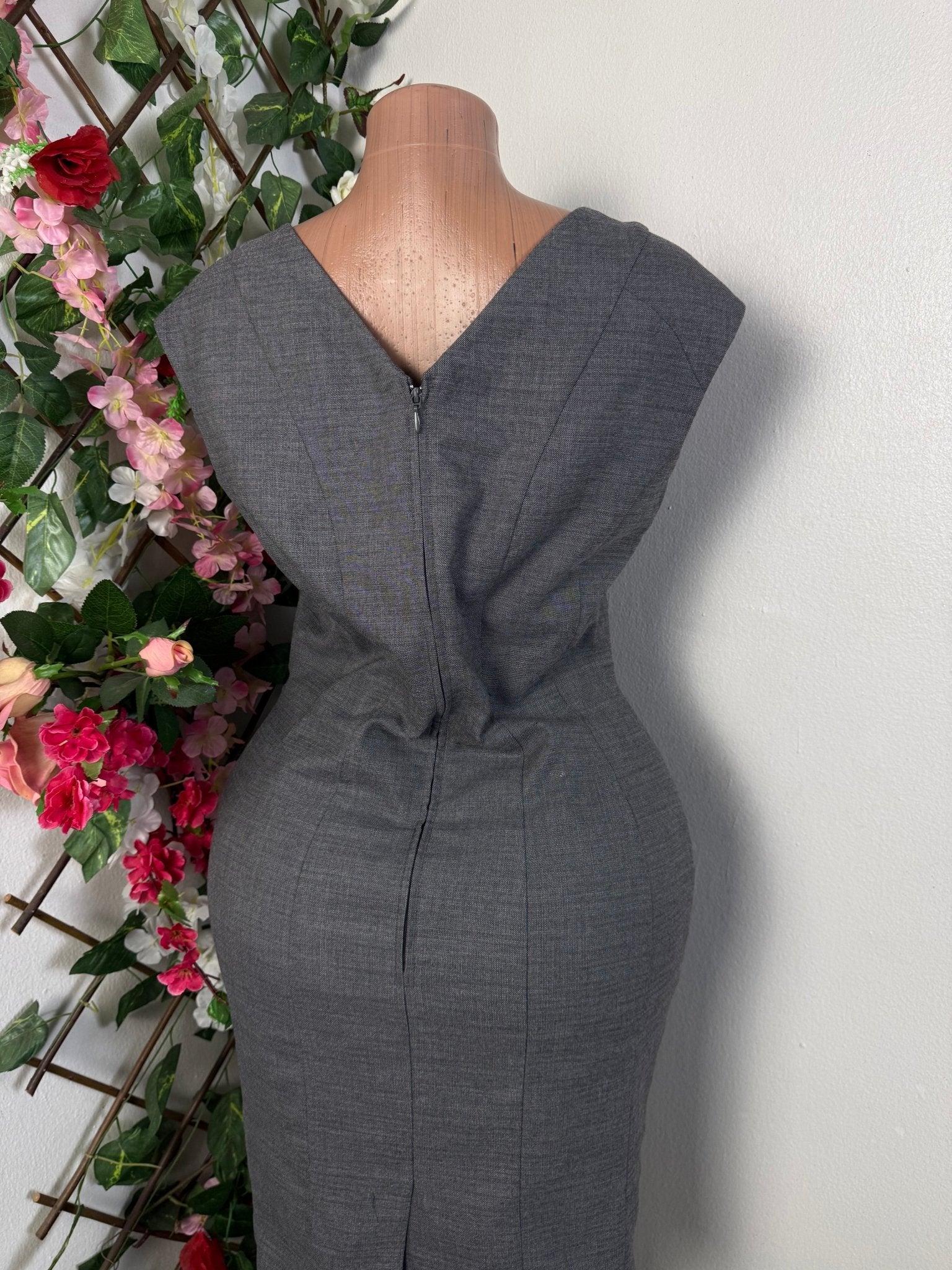 Robe moulante mi longue sans manche - Perluna Store - kinshasa