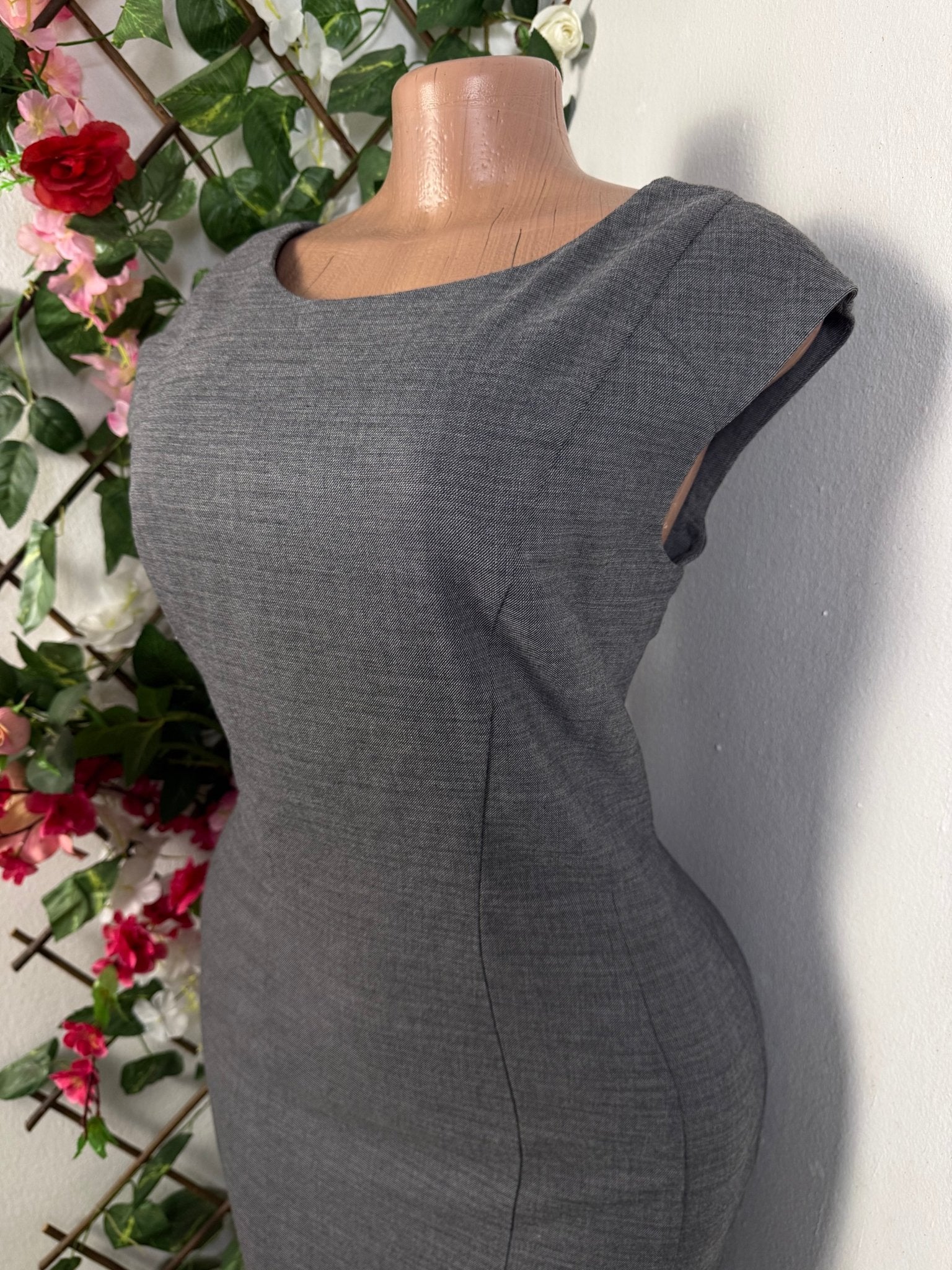 Robe moulante mi longue sans manche - Perluna Store - kinshasa