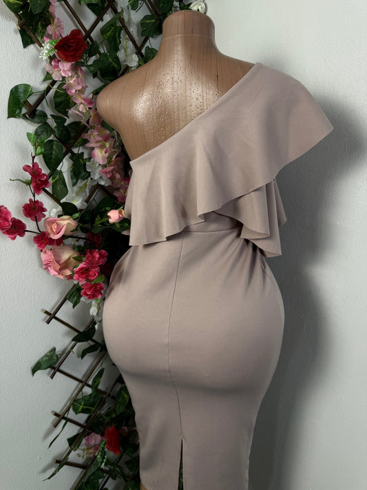 Robe moulante une épaule décolleté volant - Perluna Store - kinshasa