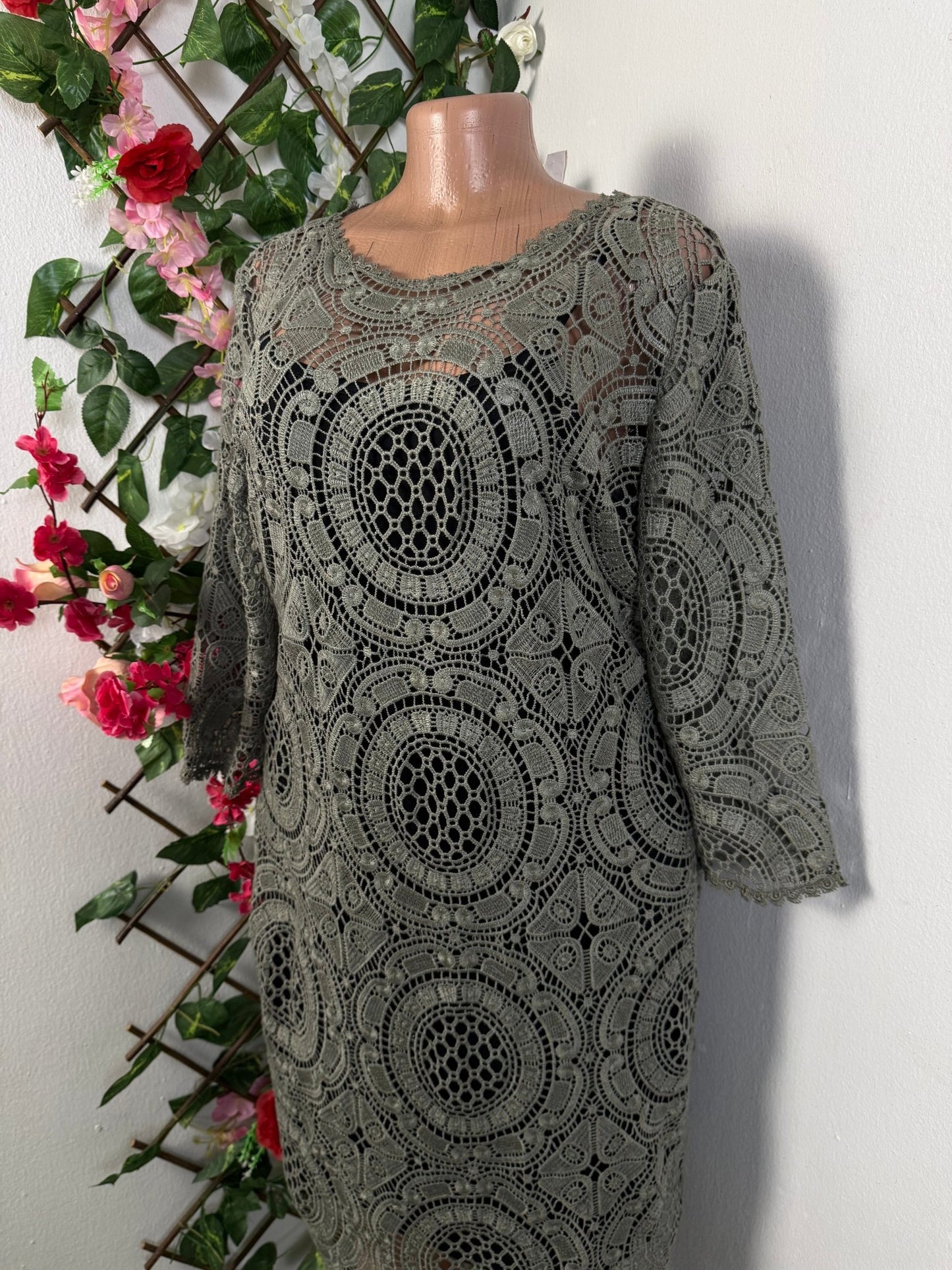 Robe simple avec par - dessus en dentelle - Perluna Store - kinshasa