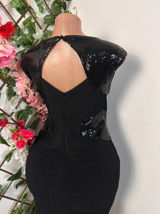 Robe soirée avec un décolleté très stylé en paillettes fine sans manche - Perluna Store - kinshasa