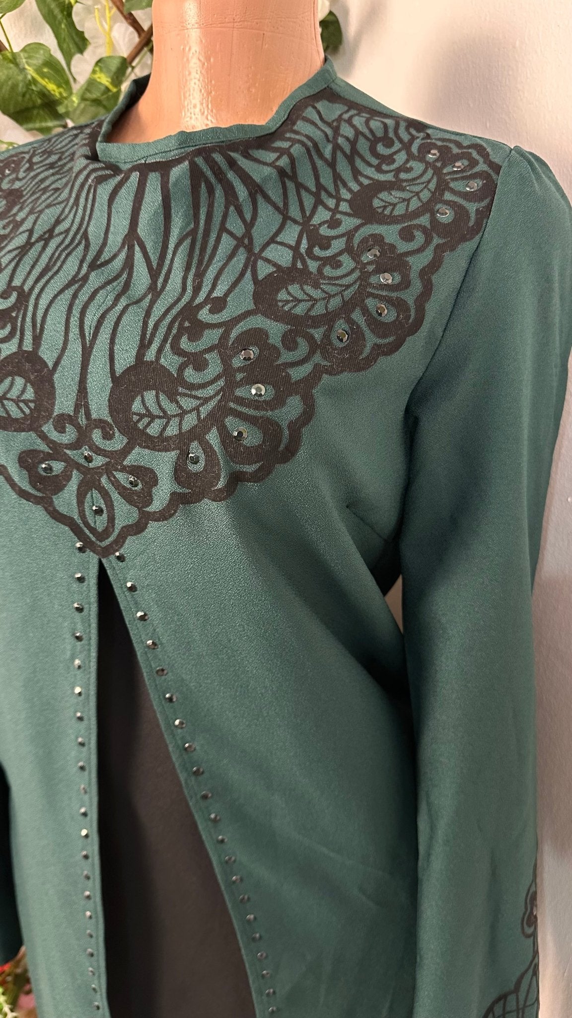 Robe tunique saisonnière à longue manche en tissu avec broderie noire - Perluna Store - kinshasa