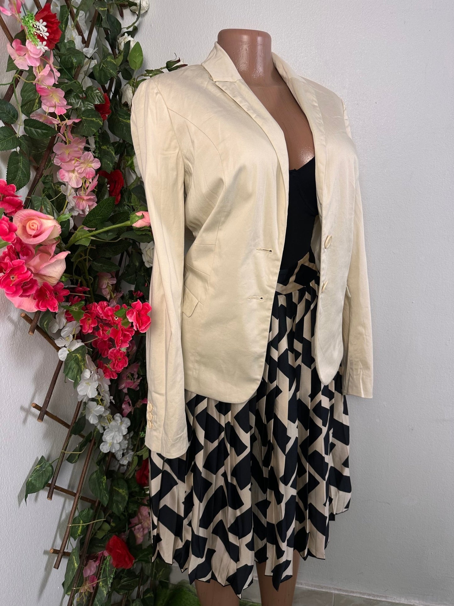 Veste blazer pour femme couleur crémre à deux bouton manche longue avec poches latérale - Perluna Store - kinshasa
