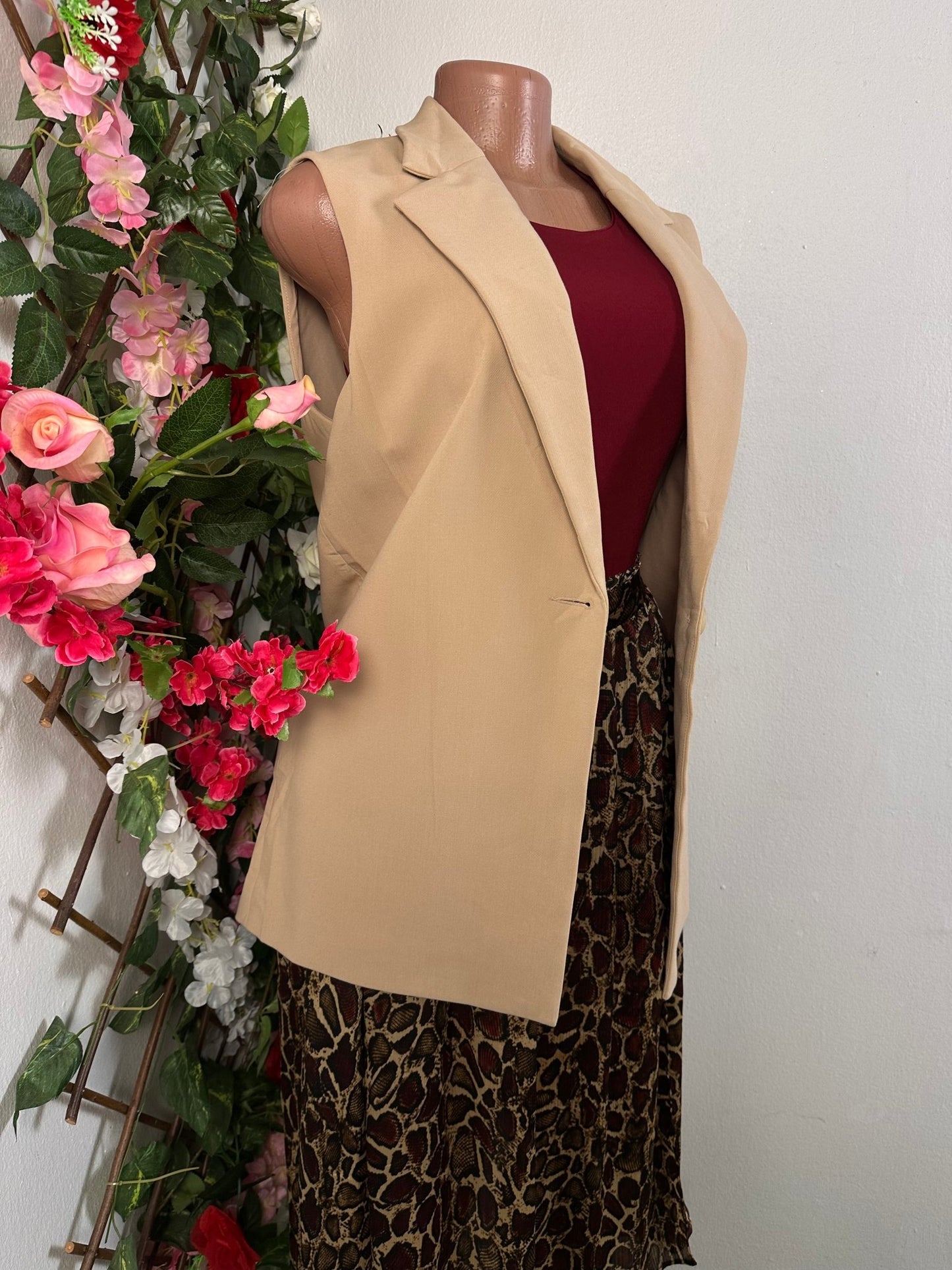 Veste pour femme mi longue couleur beige sans manche un bouton - Perluna Store - kinshasa