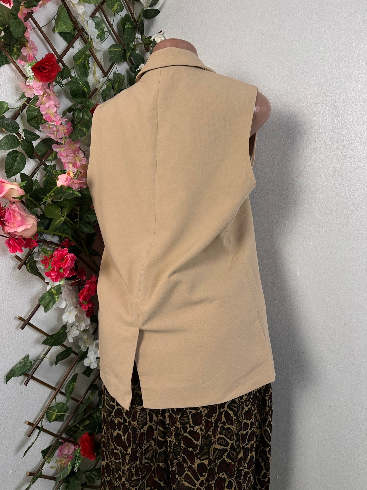 Veste pour femme mi longue couleur beige sans manche un bouton - Perluna Store - kinshasa