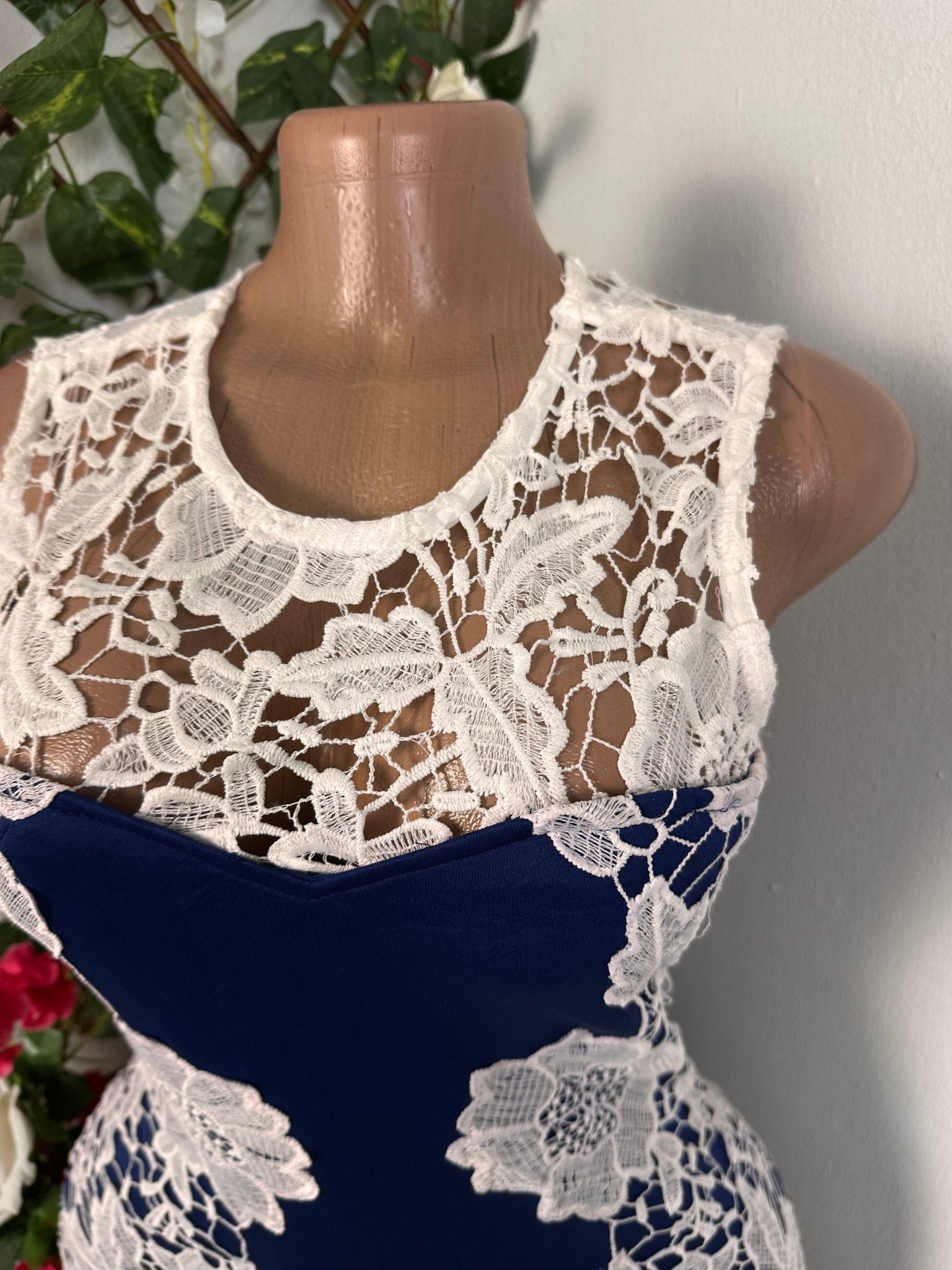 Robe moulante sans manche décoté en dentelle - Perluna StorePerluna Store
