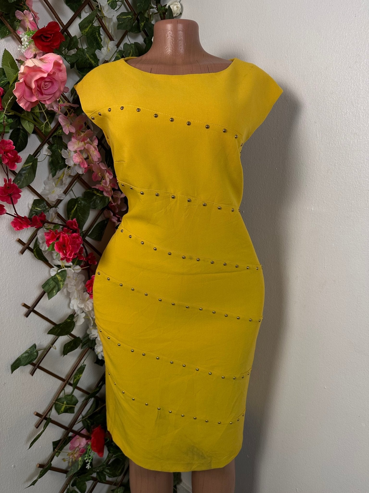 Robe moulante à décolleté rond avec de petite pièce métallique d'orée - Perluna Store