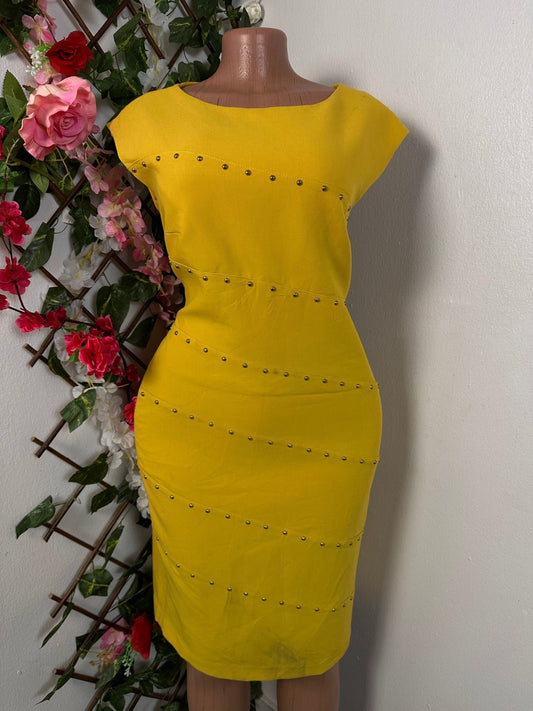 Robe moulante à décolleté rond avec de petite pièce métallique d'orée - Perluna Store