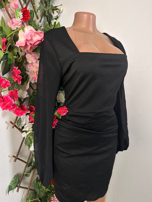 robe moulante courte décolleté carré à manche longue