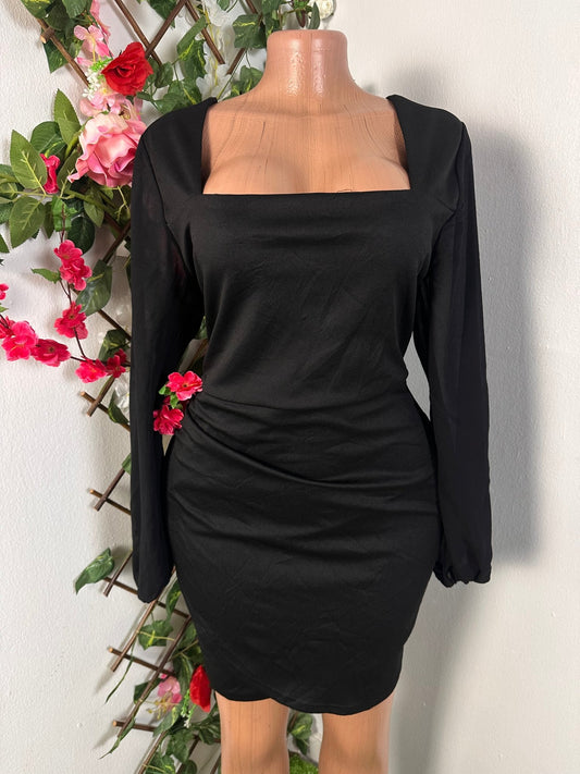 robe moulante courte décolleté carré à manche longue
