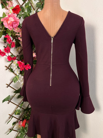 Robe moulante courte évasée longue manche et colle en V - Perluna Store