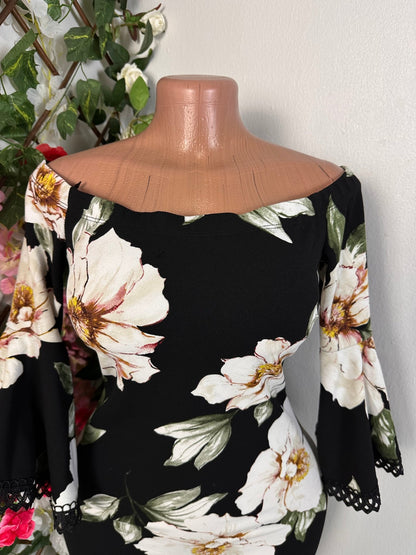 Robe moulante courte à manche 3/4 dentelé au bout et décolleté en bateau - Perluna Store