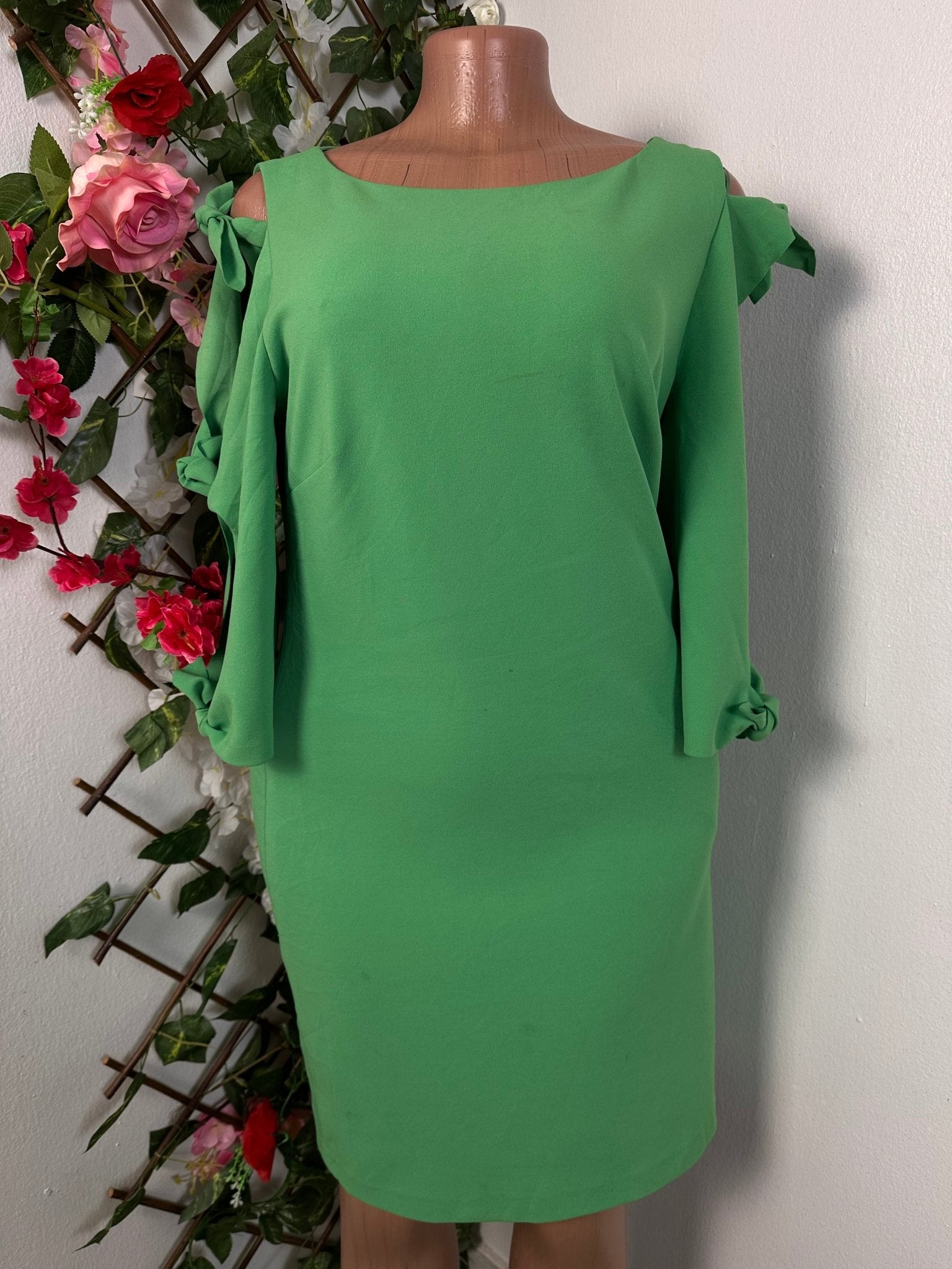 Robe droite mi longue avec manche 3/4 dénudée à nœud - Perluna Store