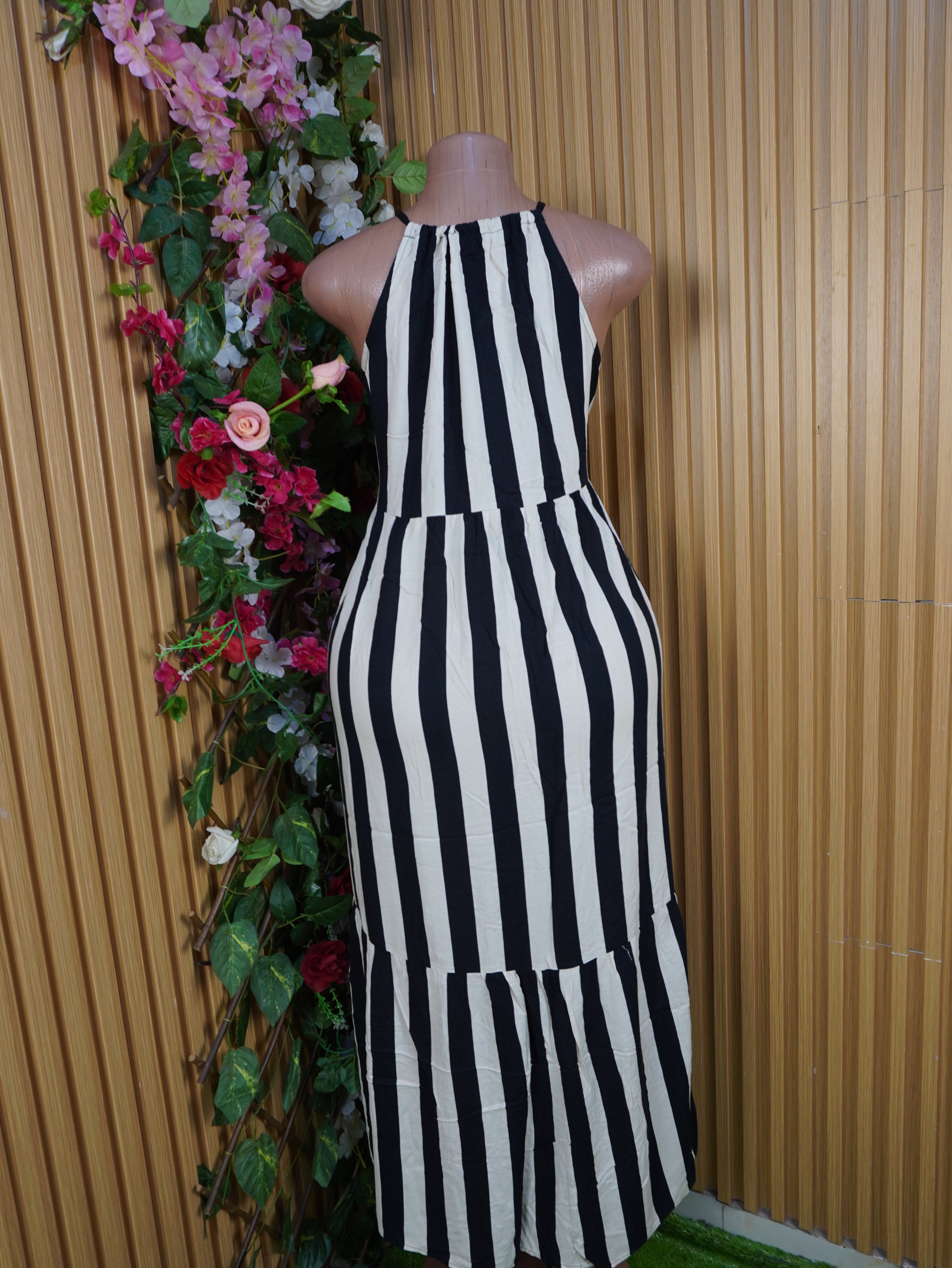 Robe évasée-mongue sans manches dénudée-L
