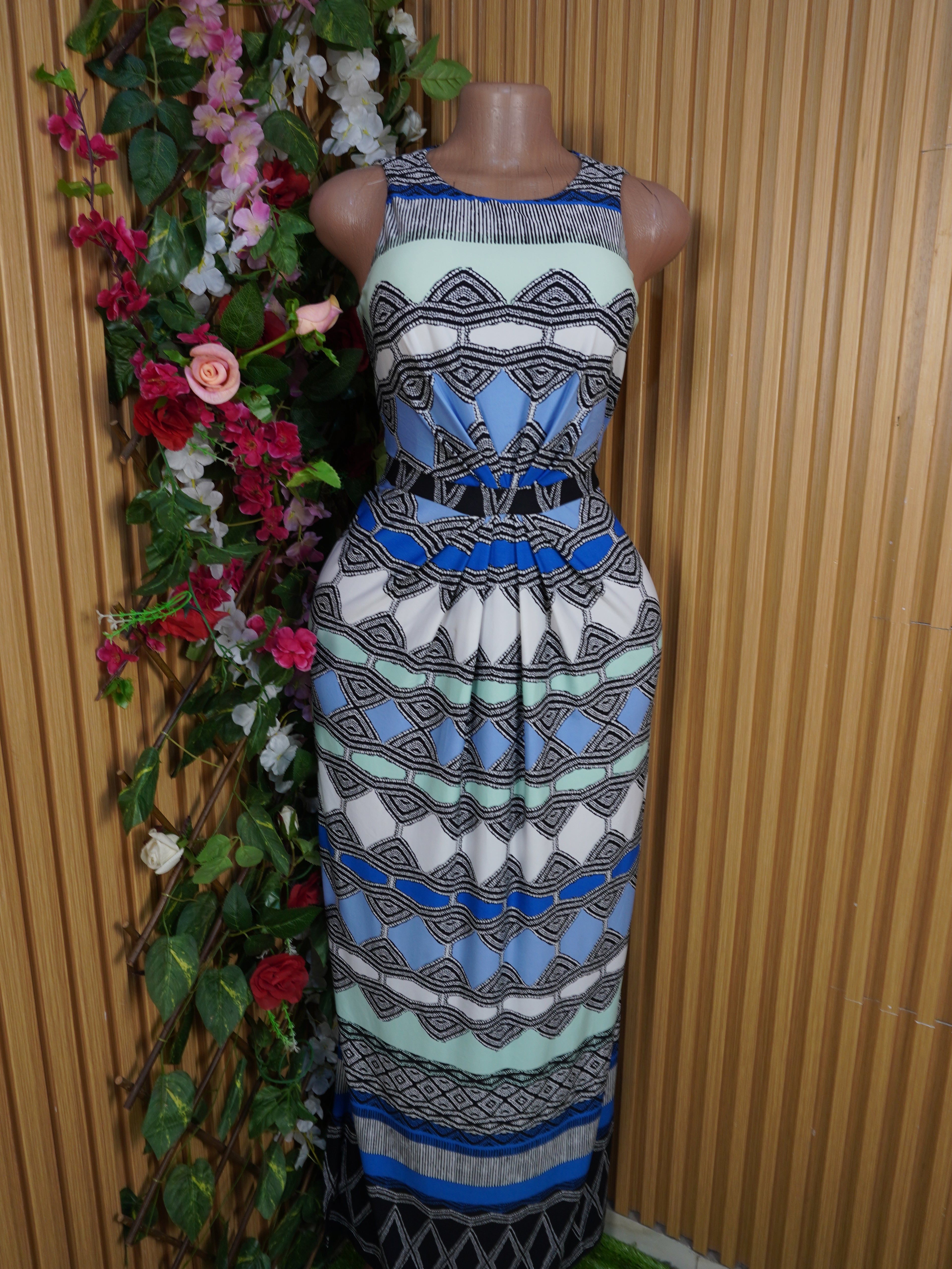 Robe évasée longue sans  manches ceintrée-M