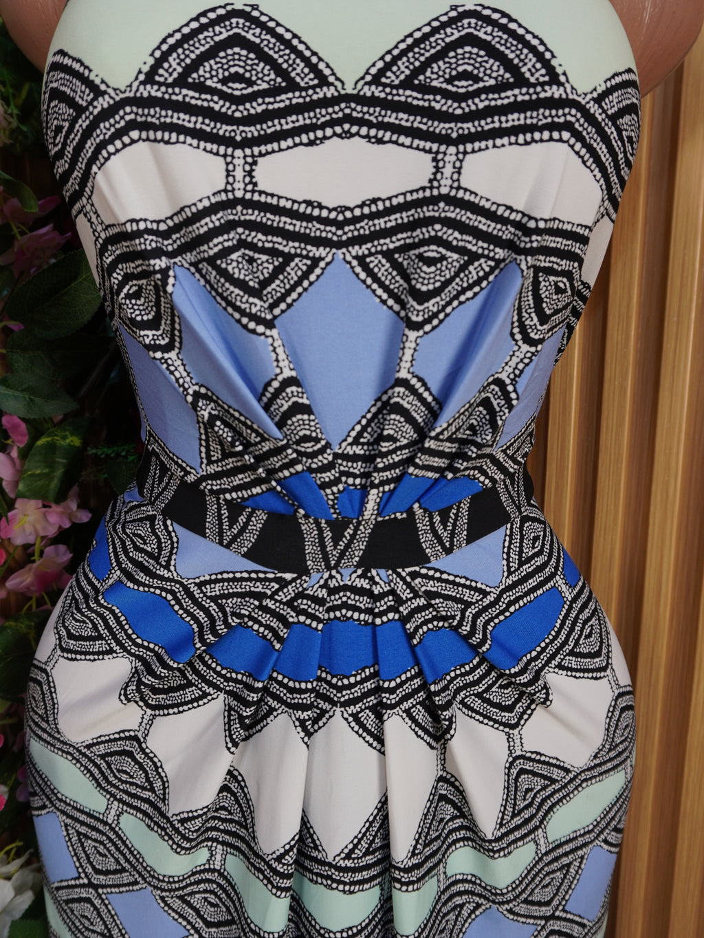 Robe évasée longue sans  manches ceintrée-M