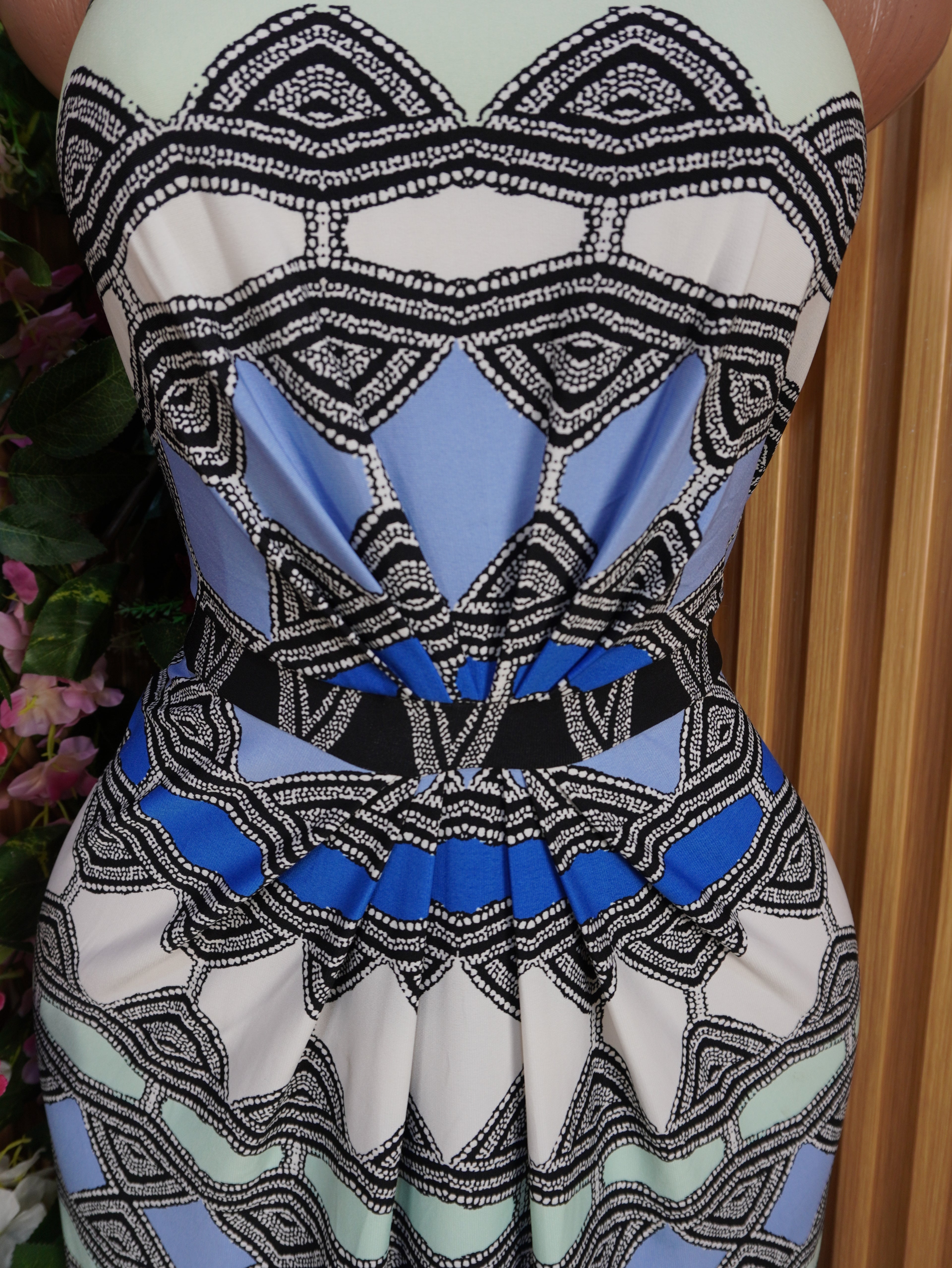 Robe évasée longue sans  manches ceintrée-M