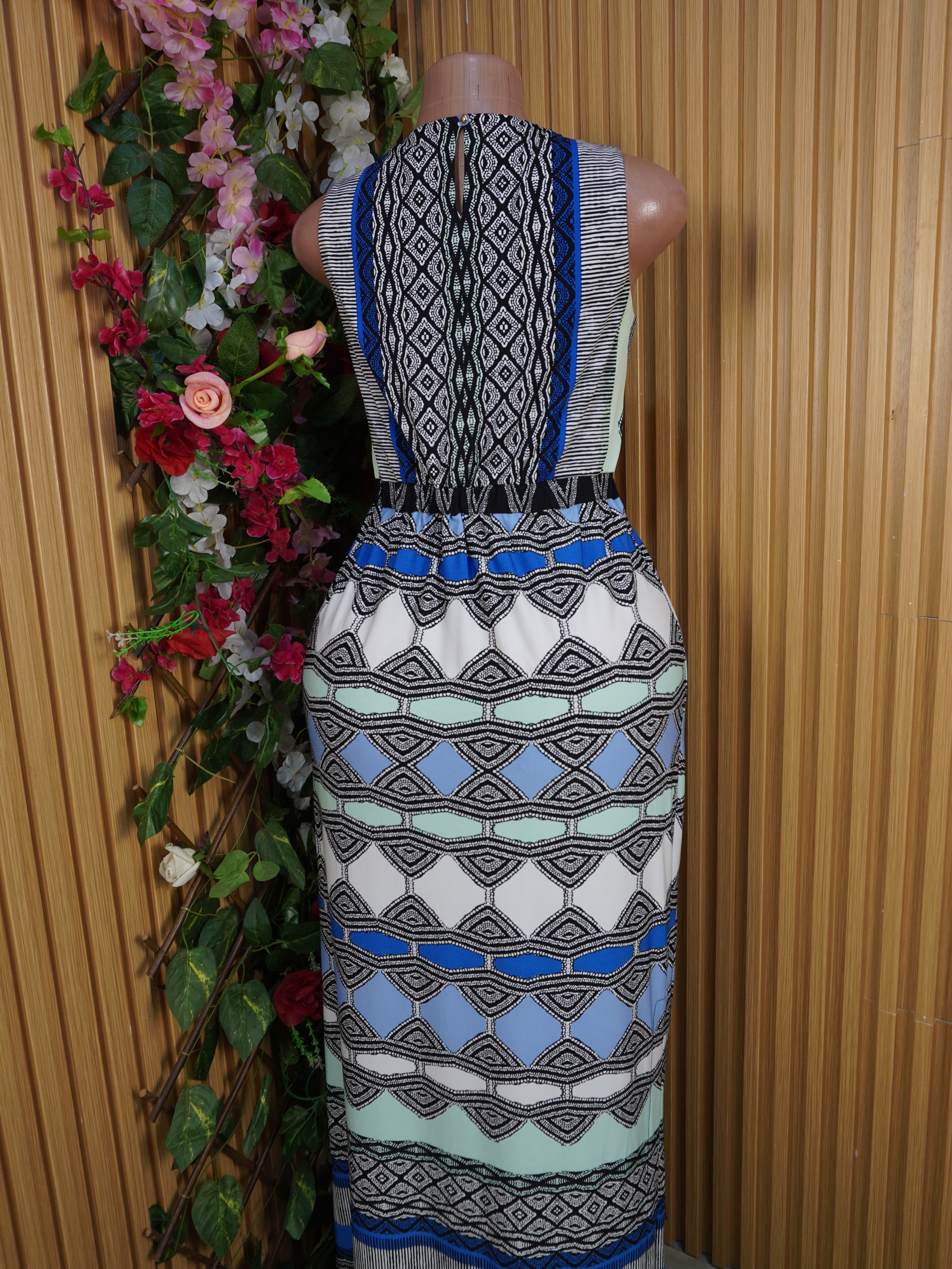 Robe évasée longue sans  manches ceintrée-M