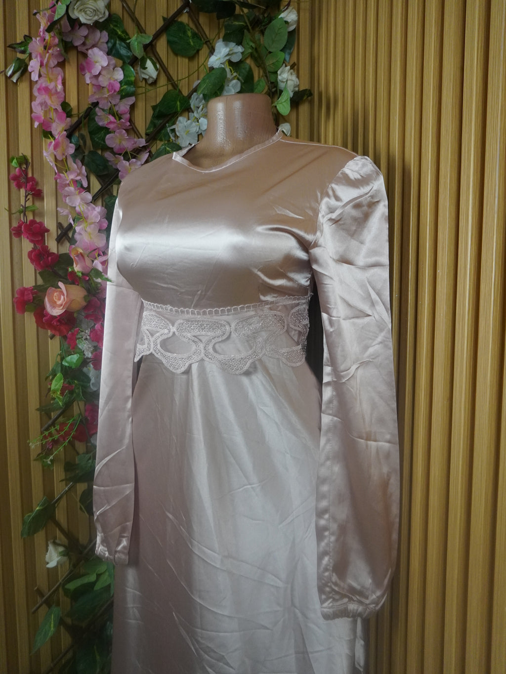 Robe évasée longue manches longues en satain-M