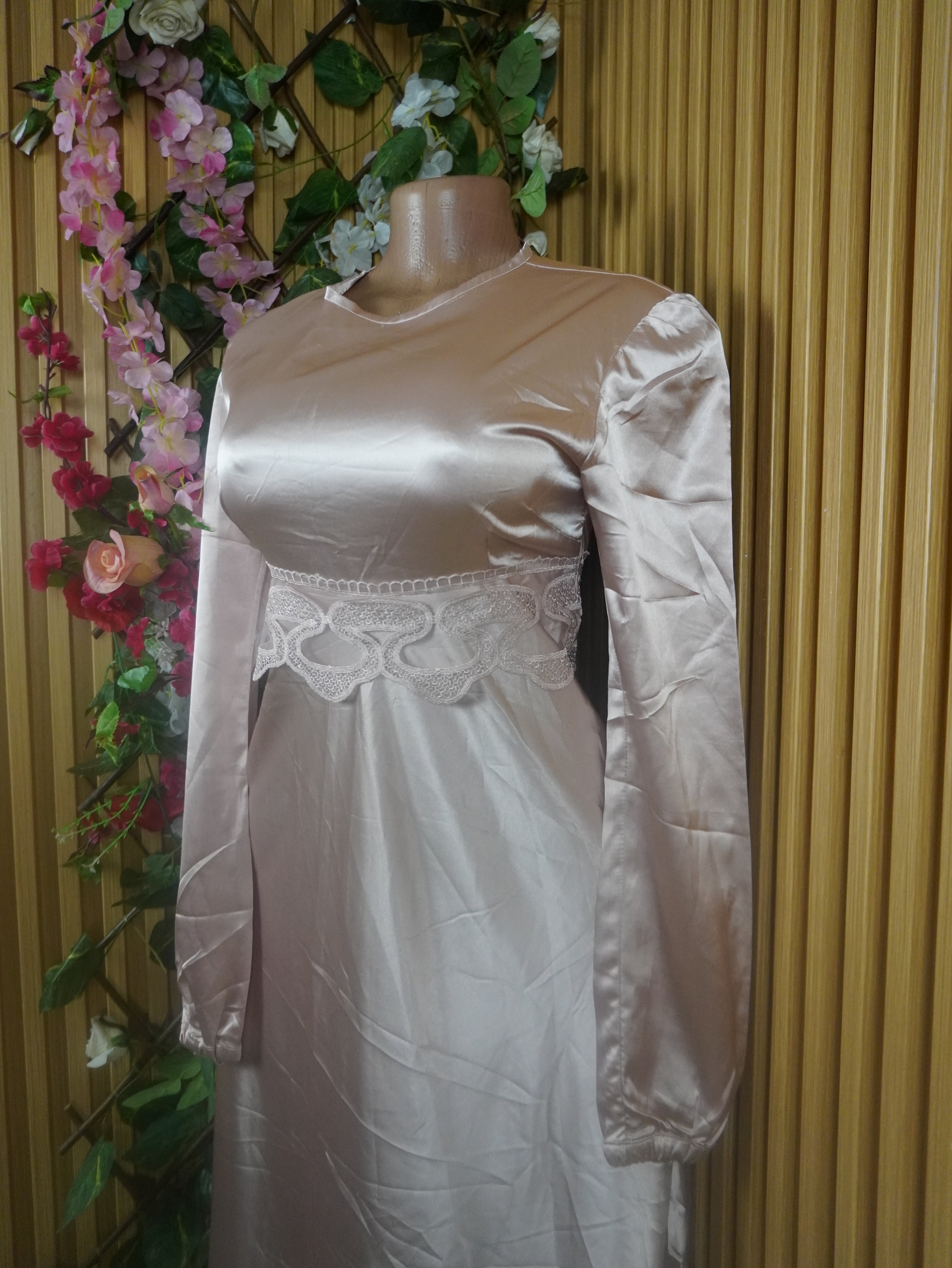 Robe évasée longue manches longues en satain-M