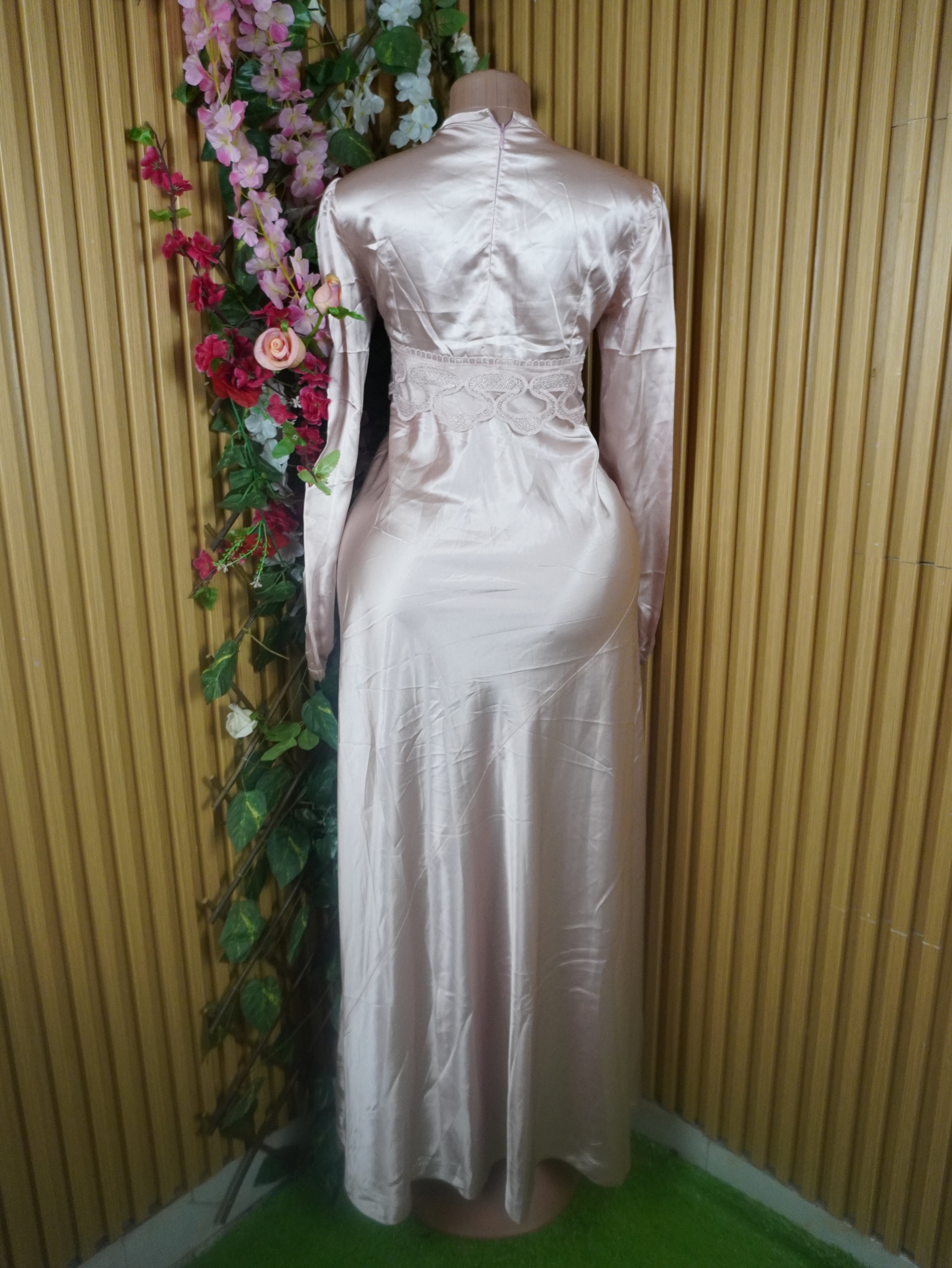 Robe évasée longue manches longues en satain-M