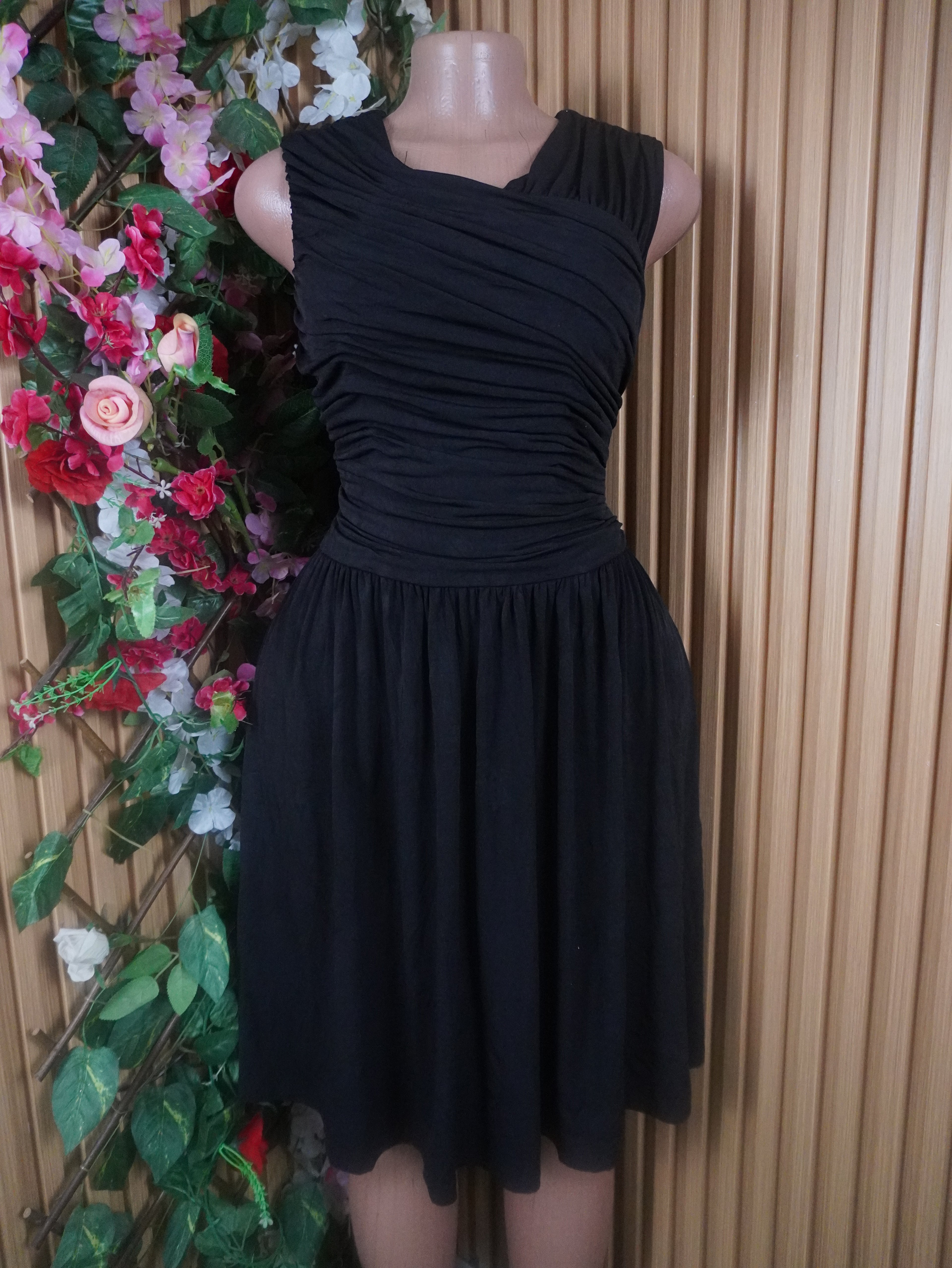 Robe évasée plisée sans manches décolletée-M