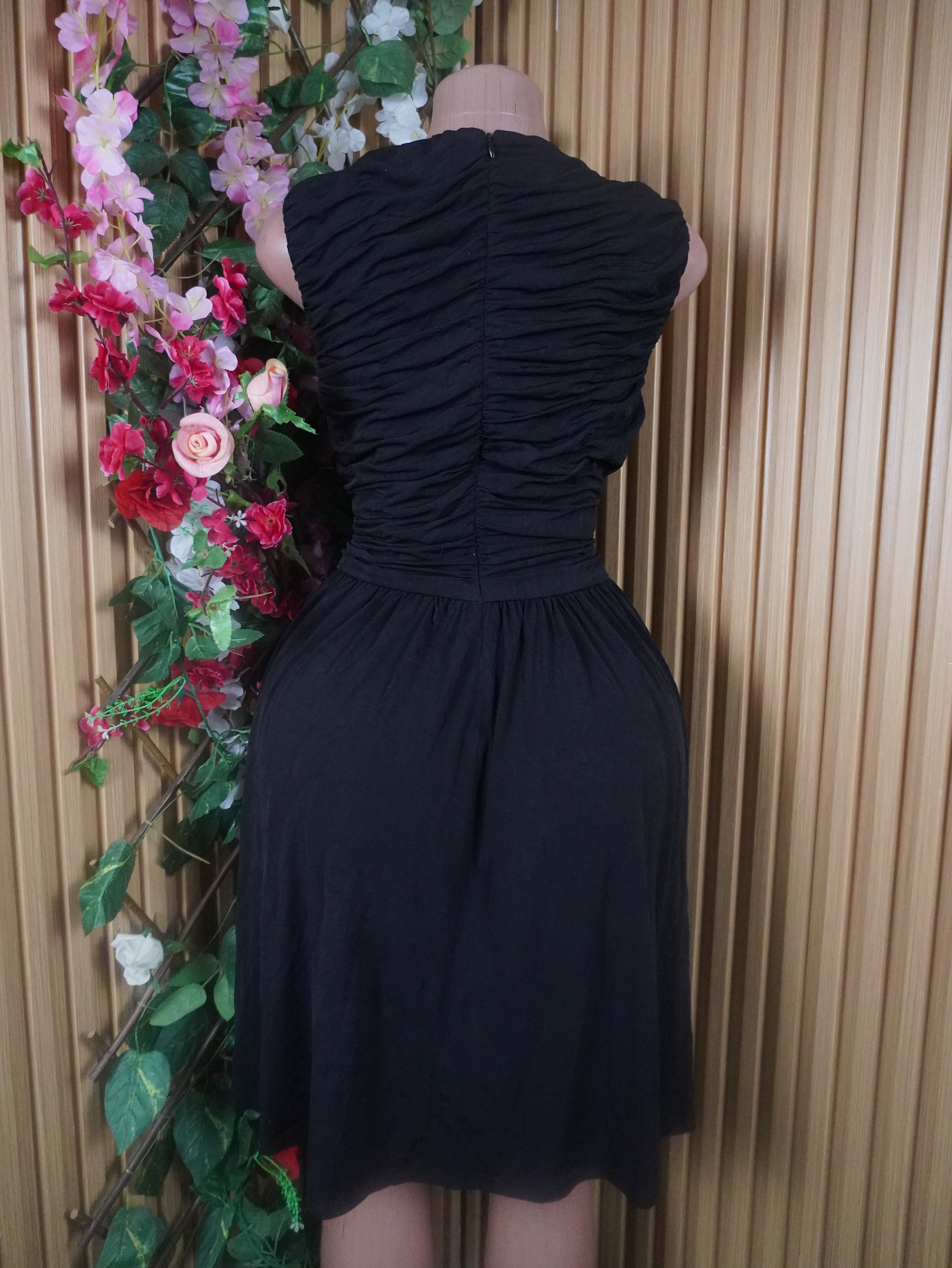 Robe évasée plisée sans manches décolletée-M