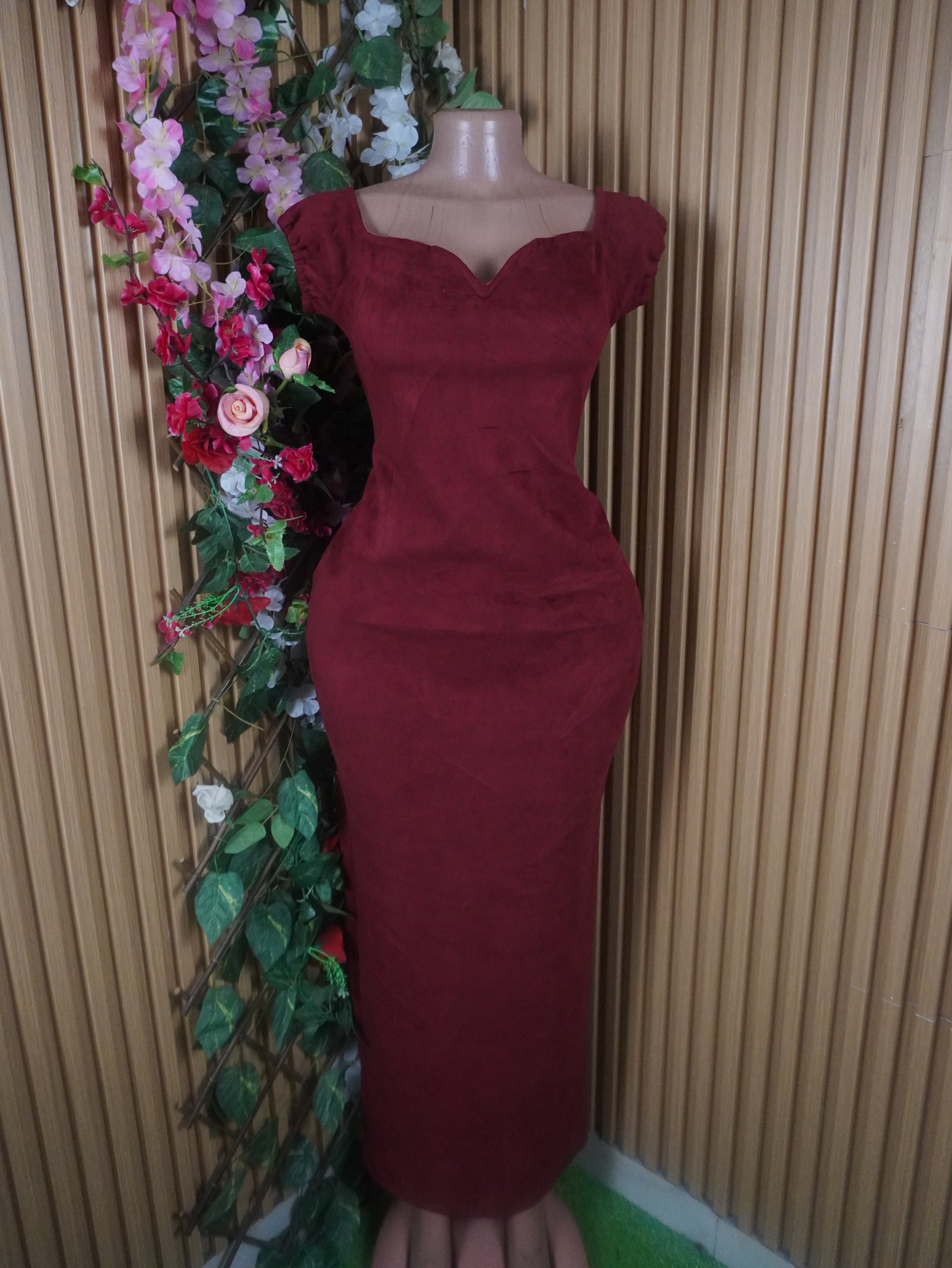 Robe moulante-longue manches courtes décolletée-L