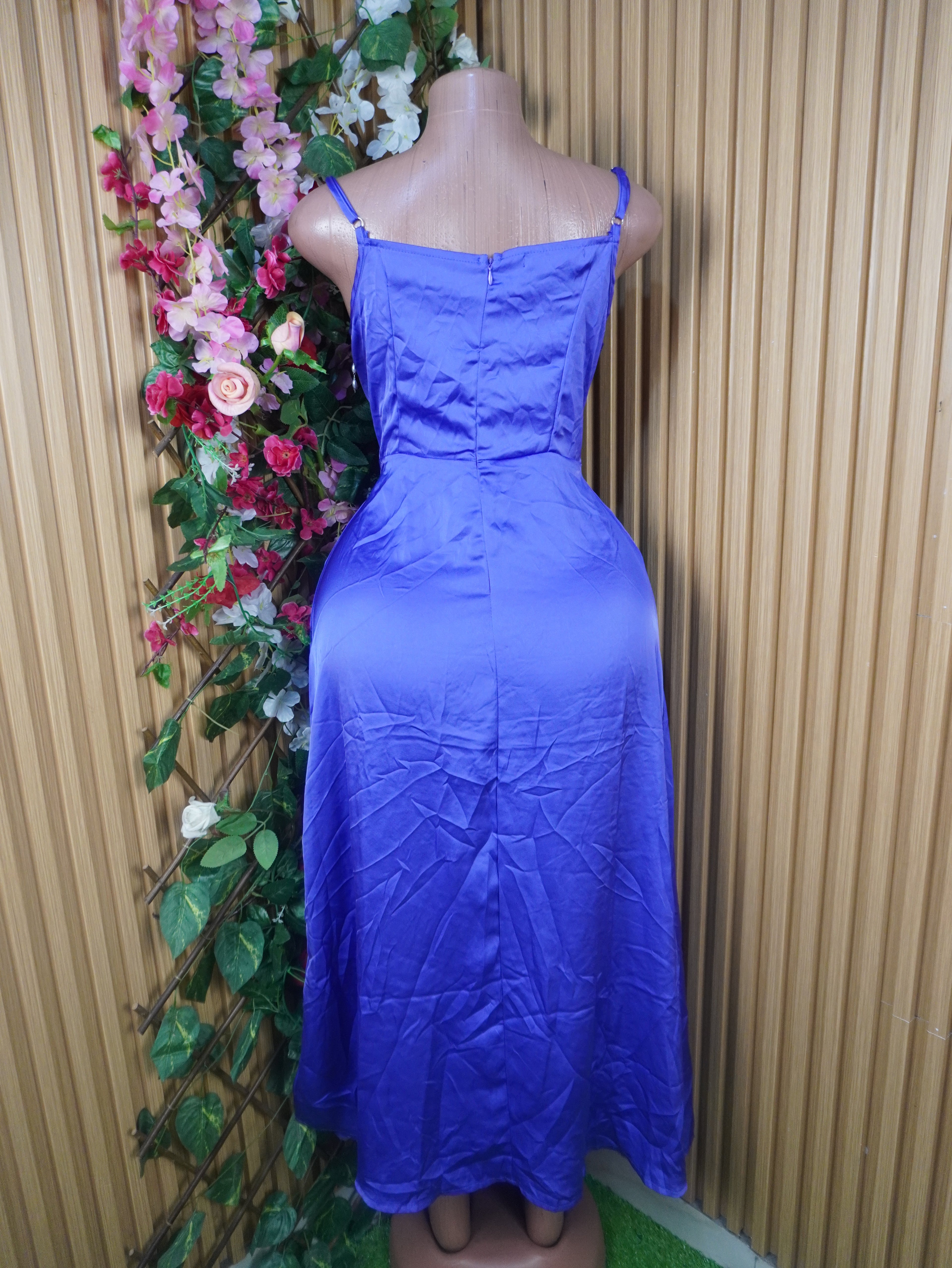 Robe moulante longue à fines bretelles décolletée-M