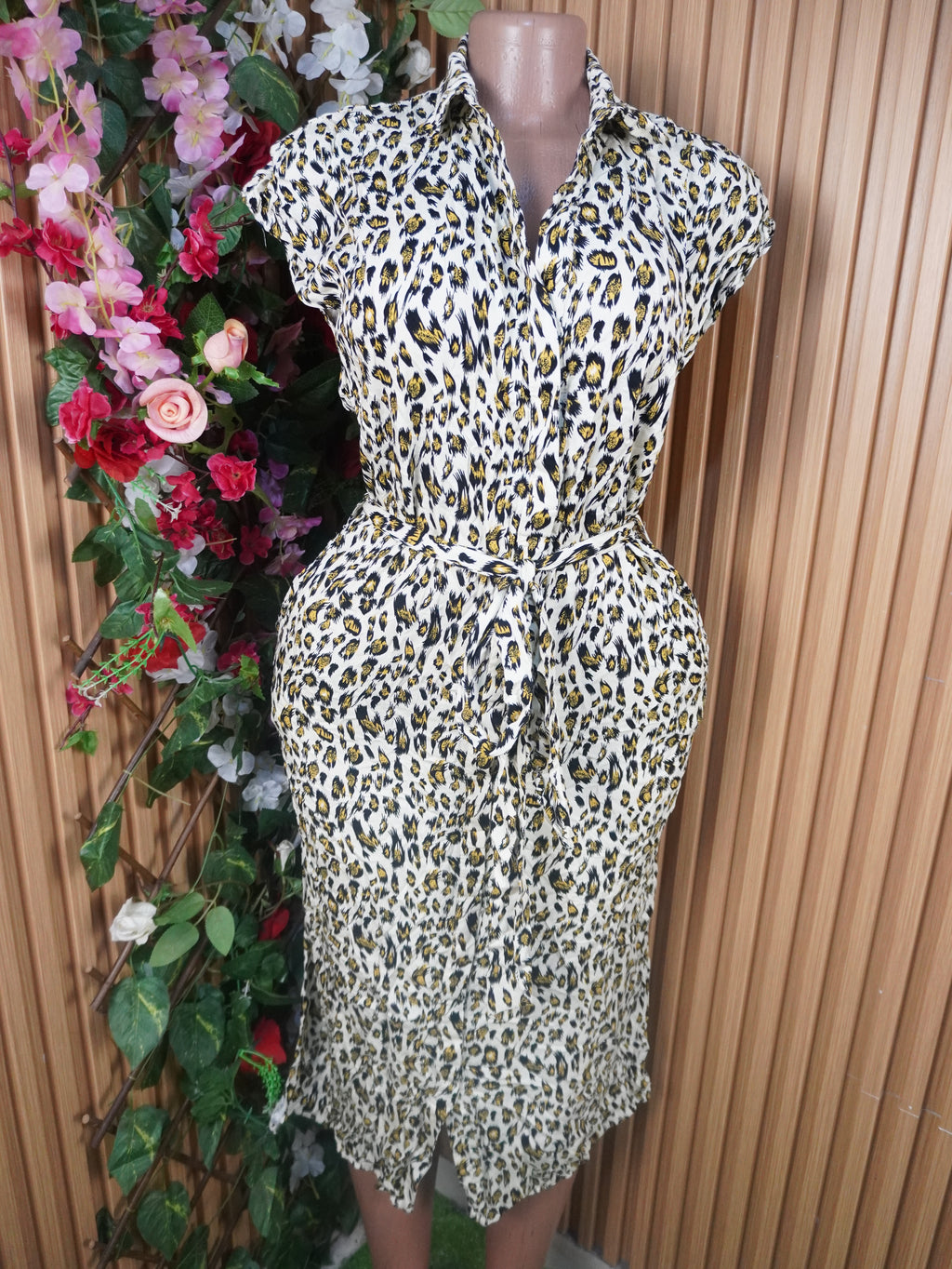 Robe moulante mi-longue manches courtes à col chemise-M