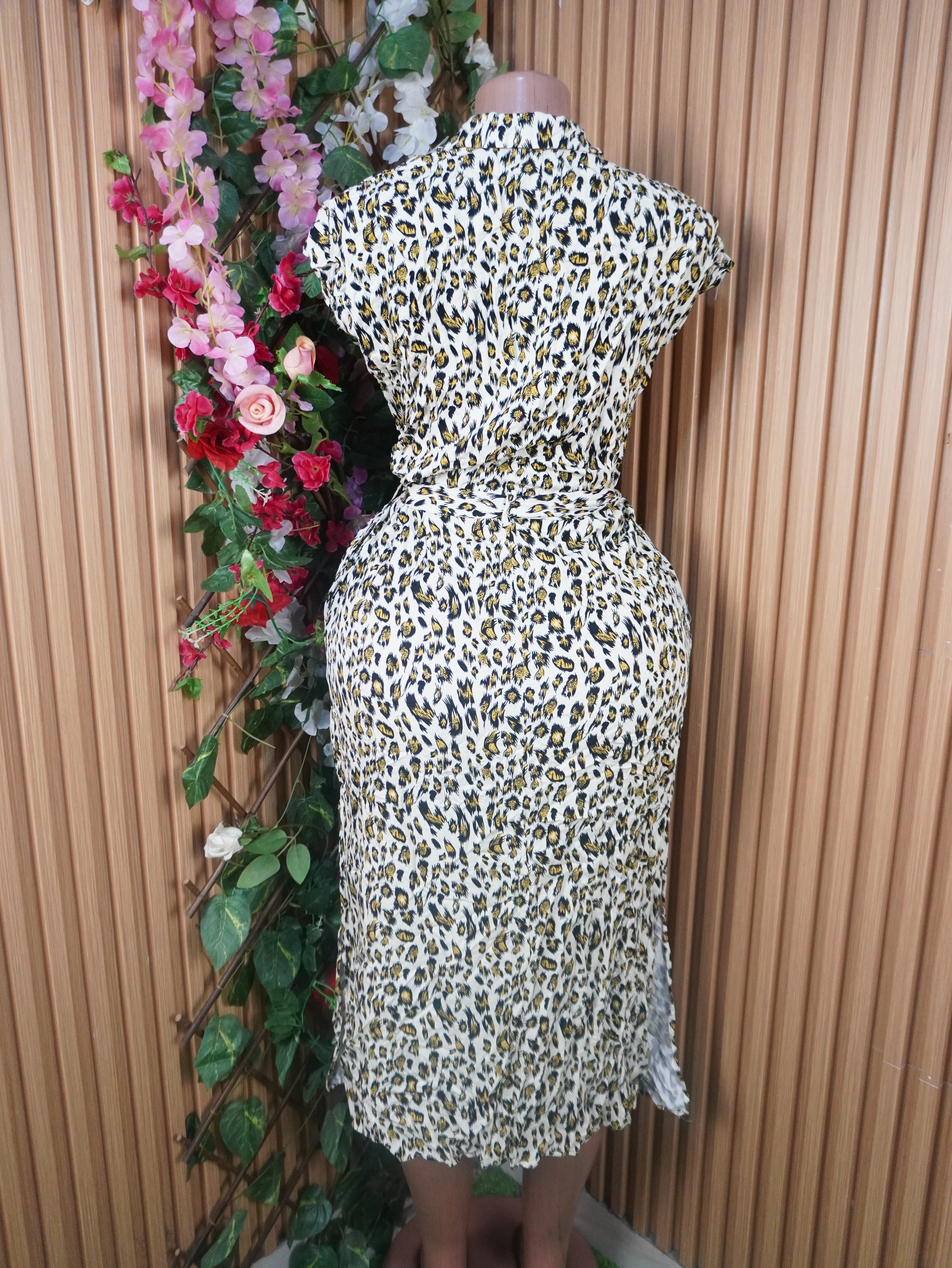 Robe moulante mi-longue manches courtes à col chemise-M