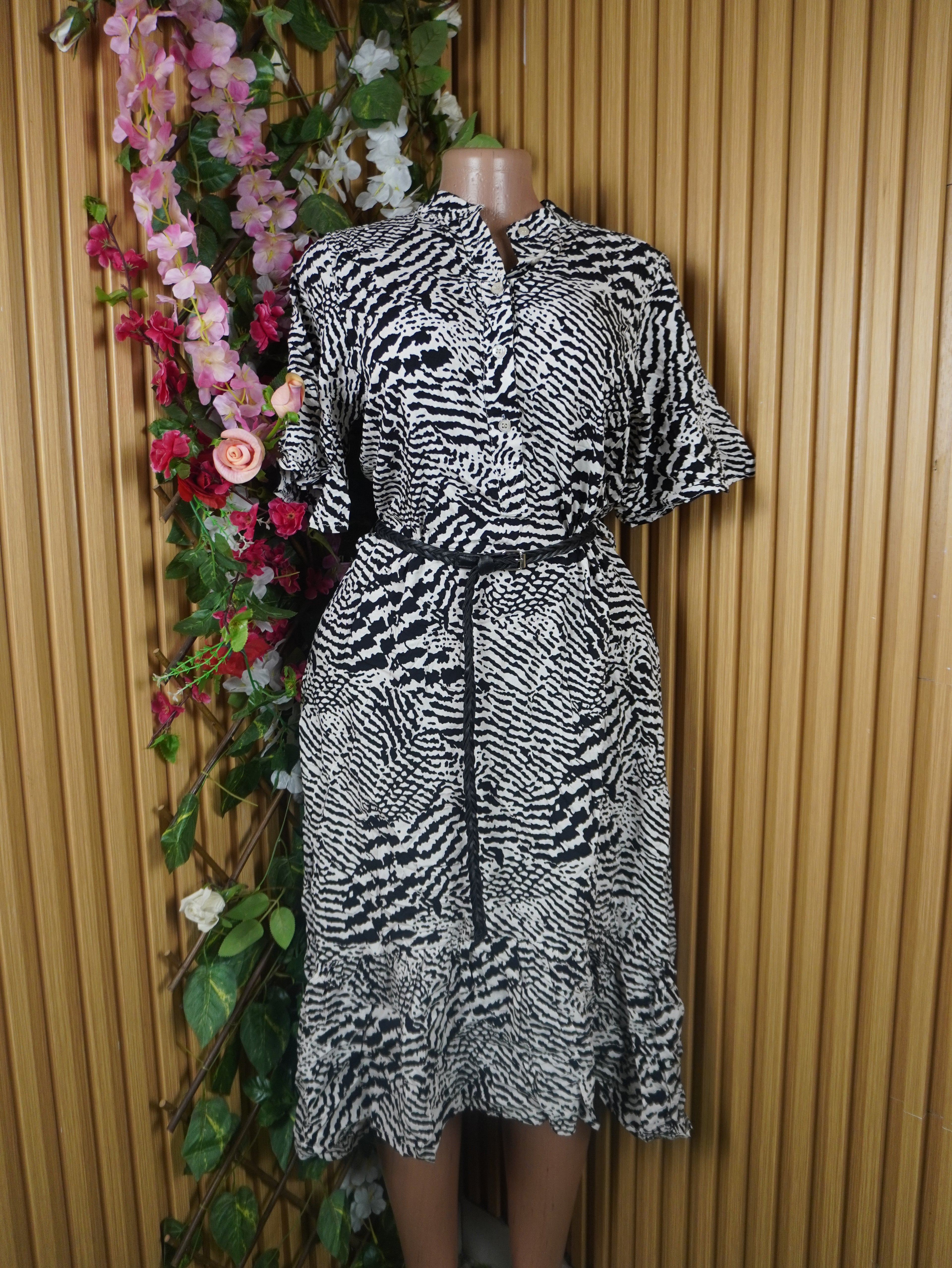 Robe évsasée manches courtes ceintrée col mao-S