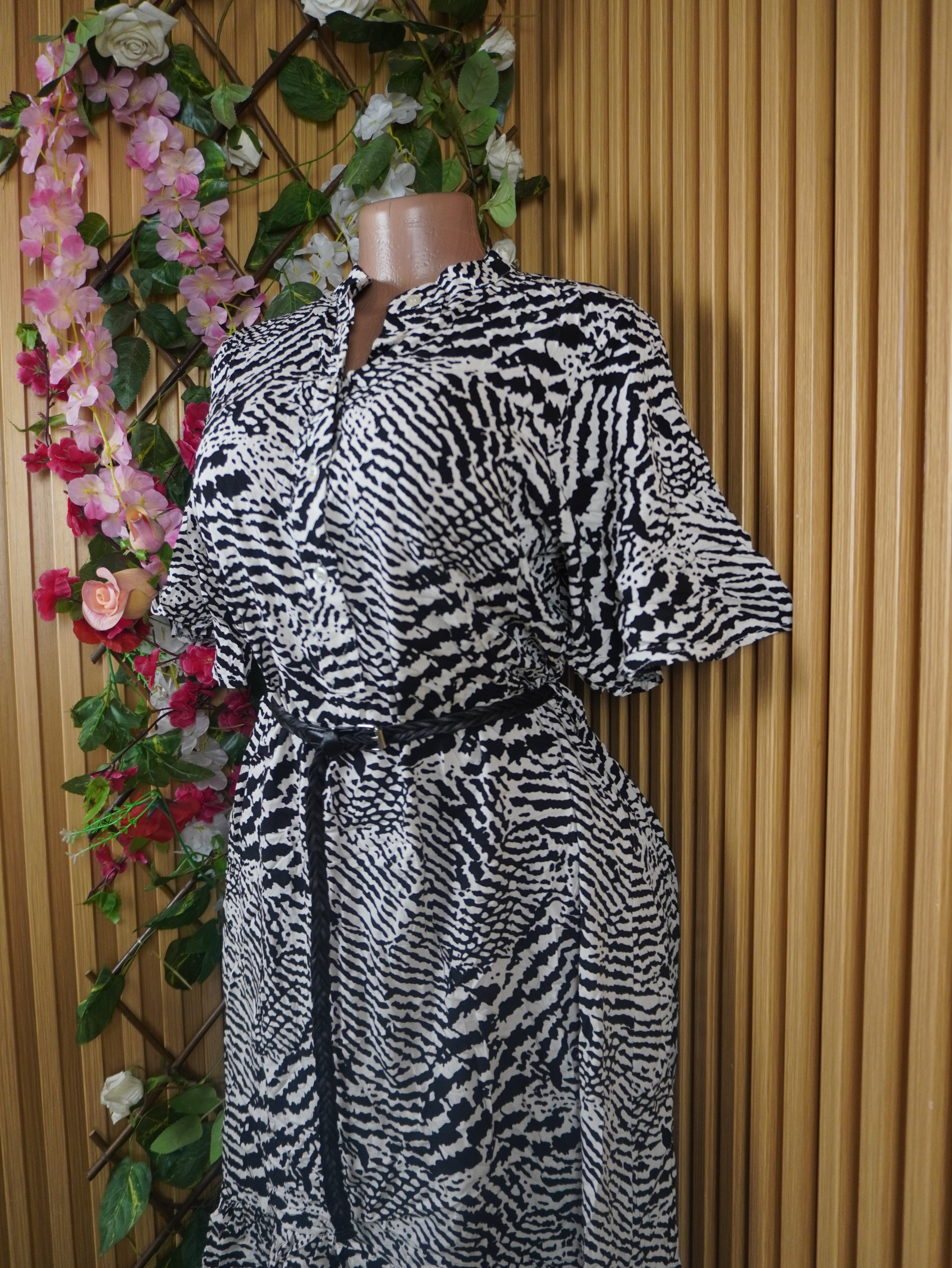 Robe évsasée manches courtes ceintrée col mao-S