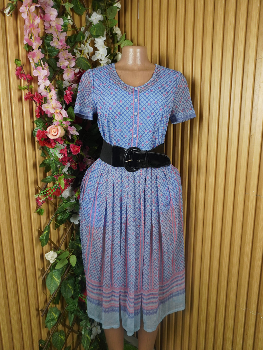 Robe évasée manches courtes avec boutons décolletée-M