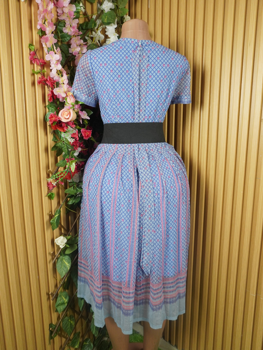 Robe évasée manches courtes avec boutons décolletée-M