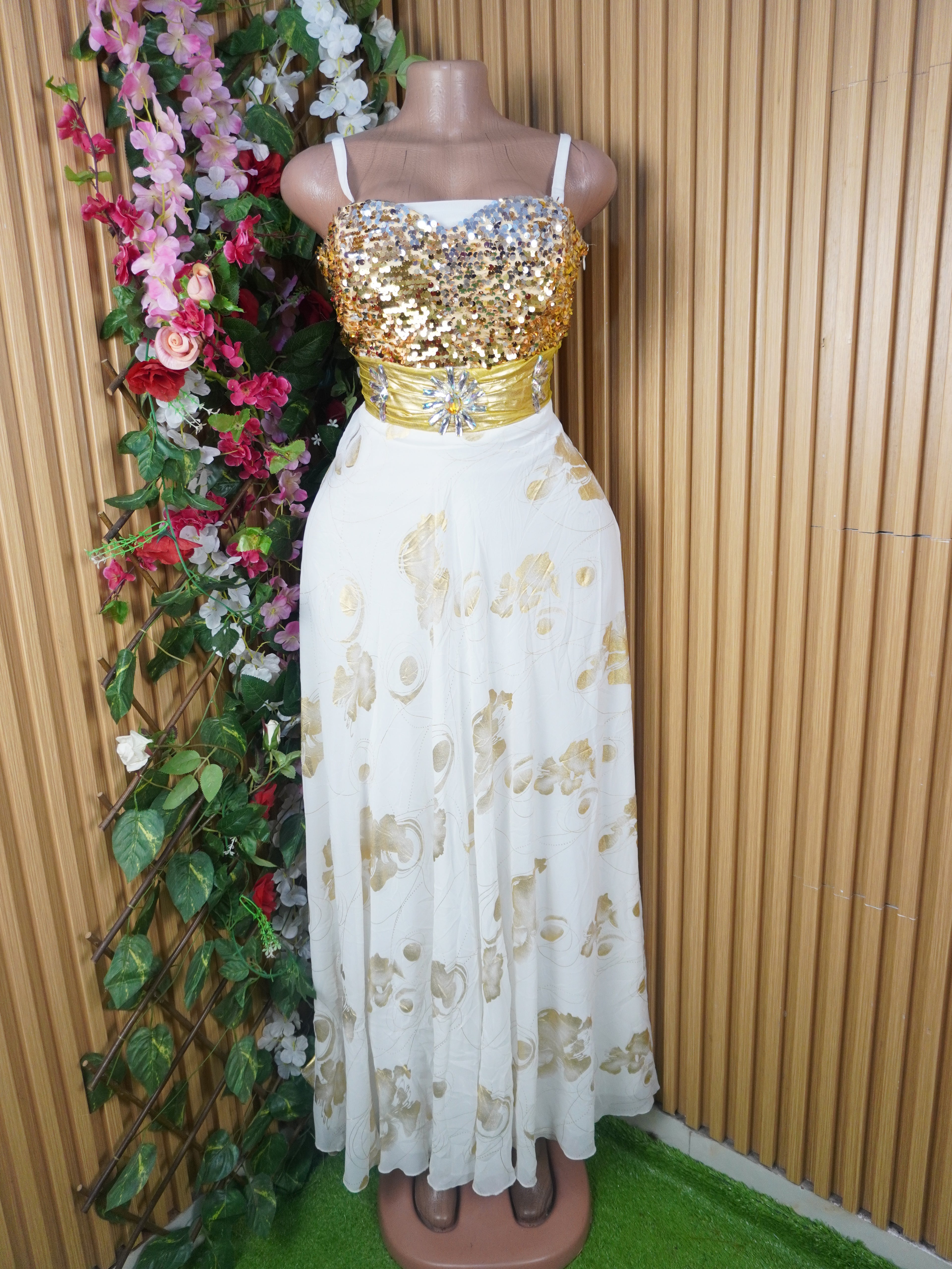 Robe soirée évasée longue à fines bretelles décolletée-M