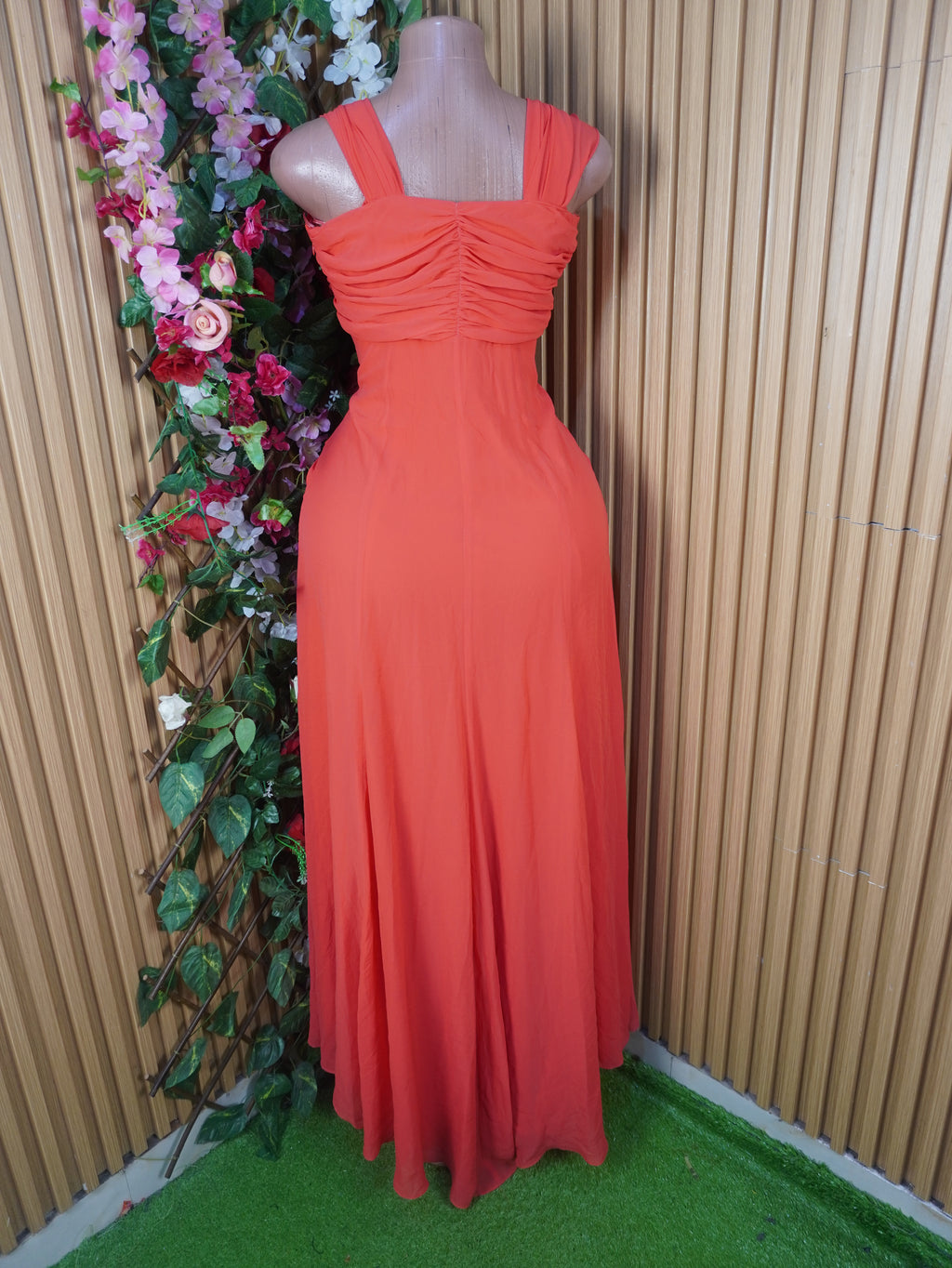 Robe soirée stylée  longue sans manches décolletée-M