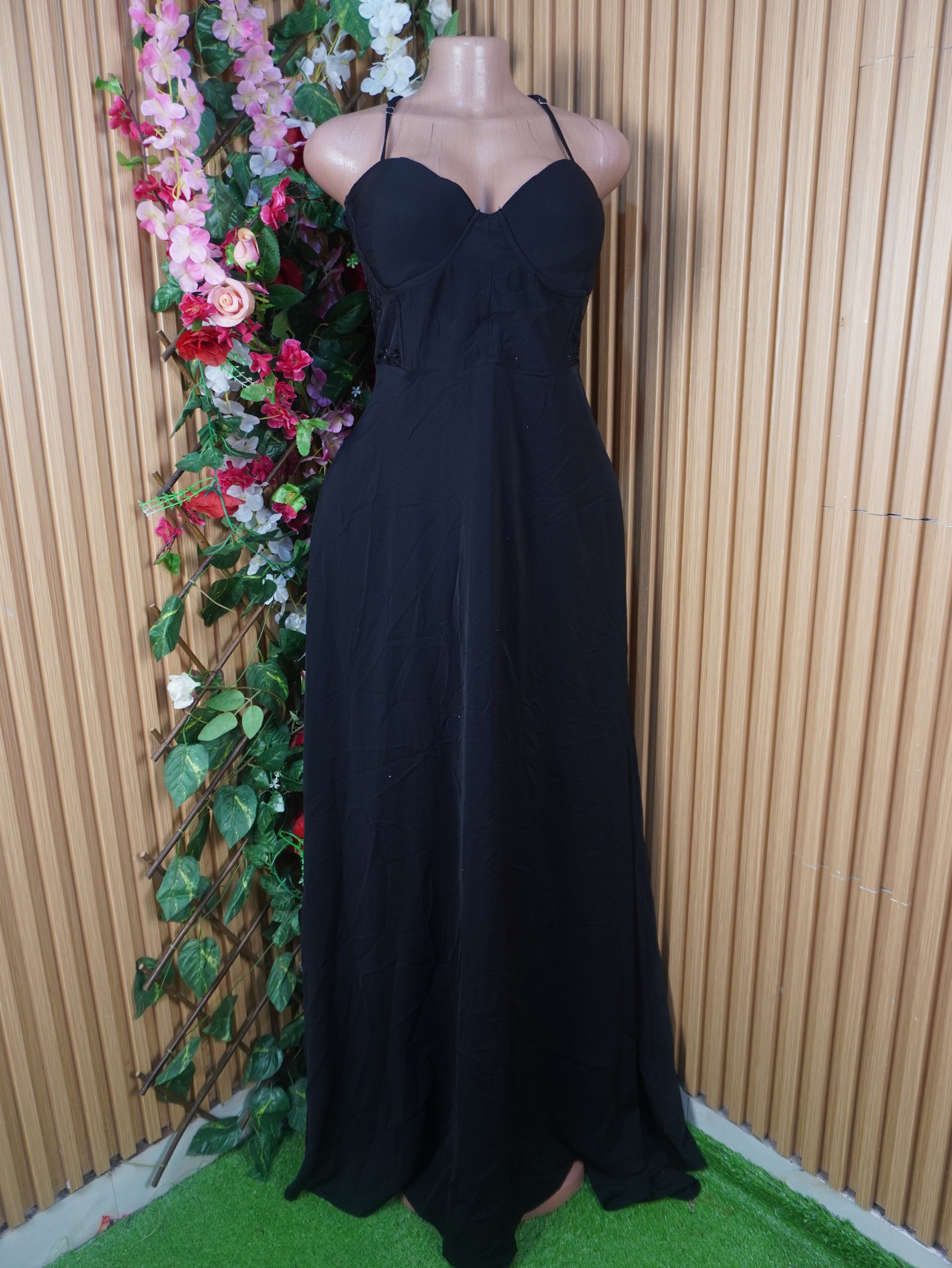 Robe évasée longue à fines bretelles  dos-nu-L