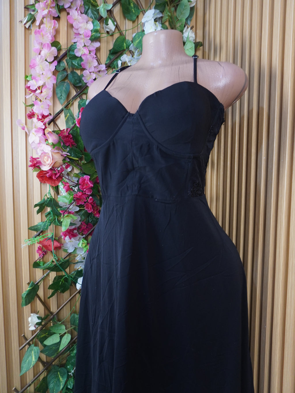 Robe évasée longue à fines bretelles  dos-nu-L