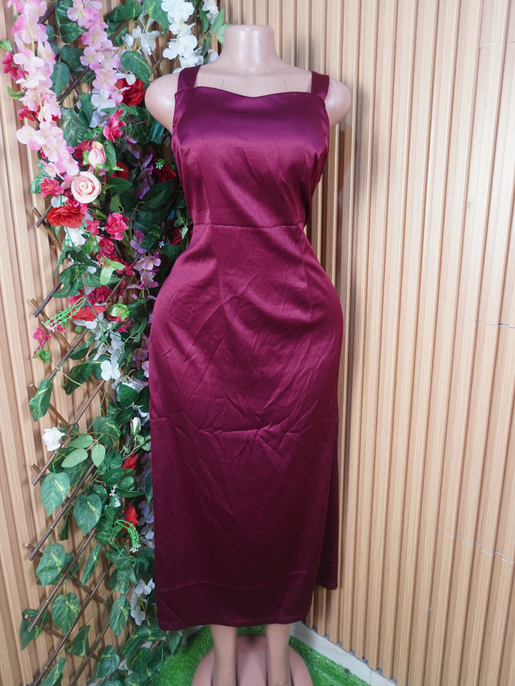 Robe moulante longue à  fines bretelles décolletée-XL