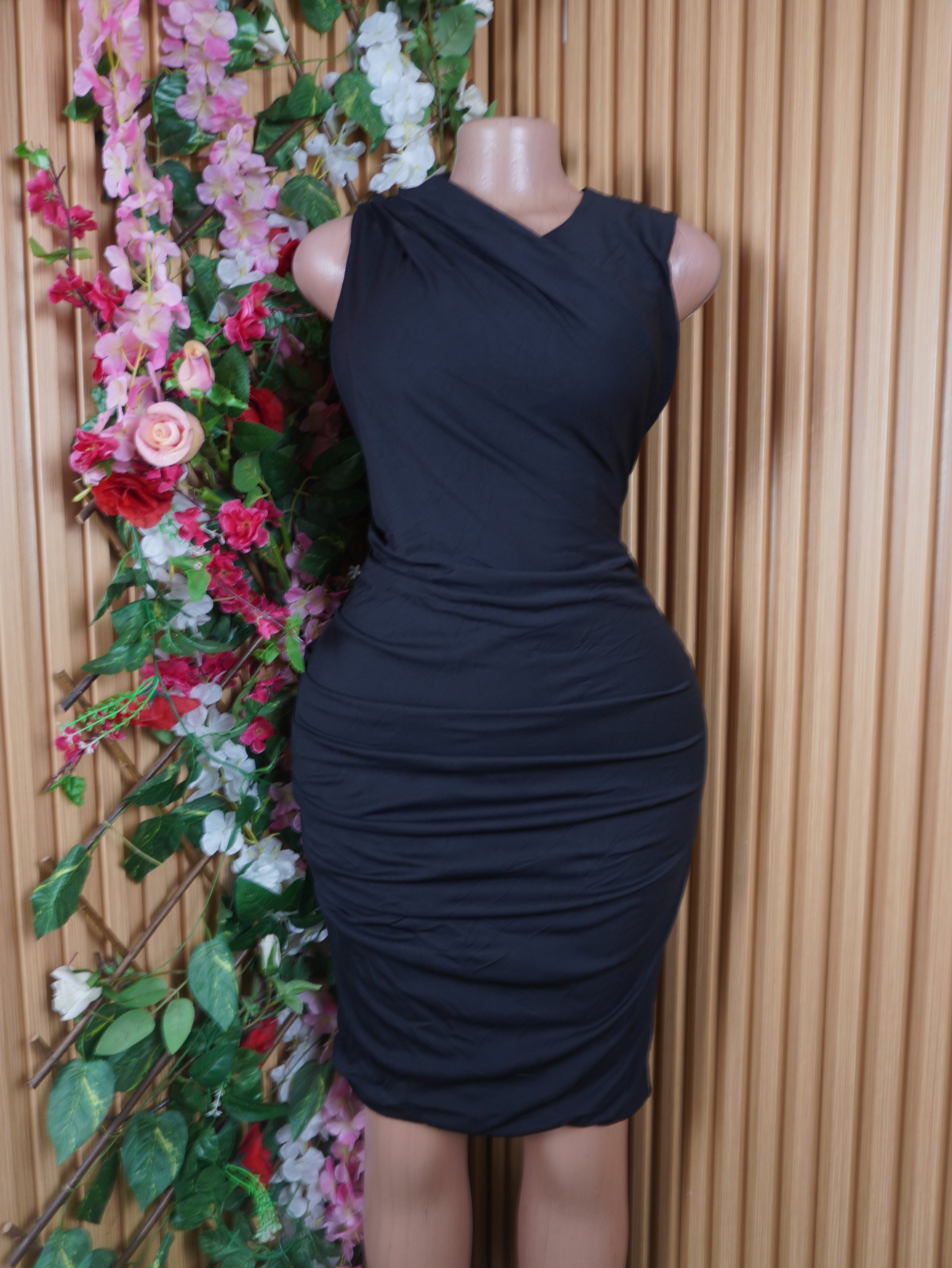 Robe moulante sans manches décolletée-M