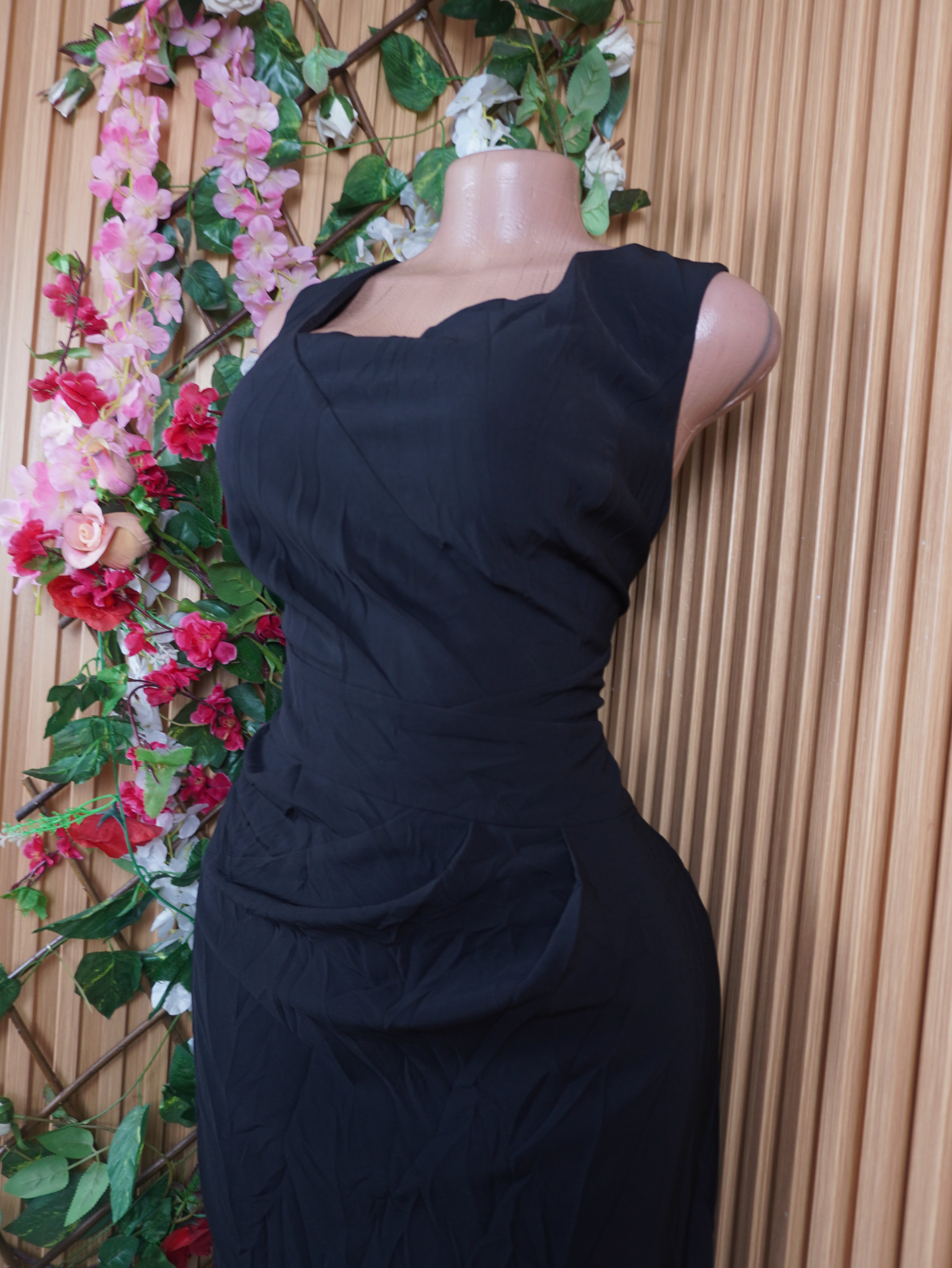 Robe moulante sans manches décolletée-M