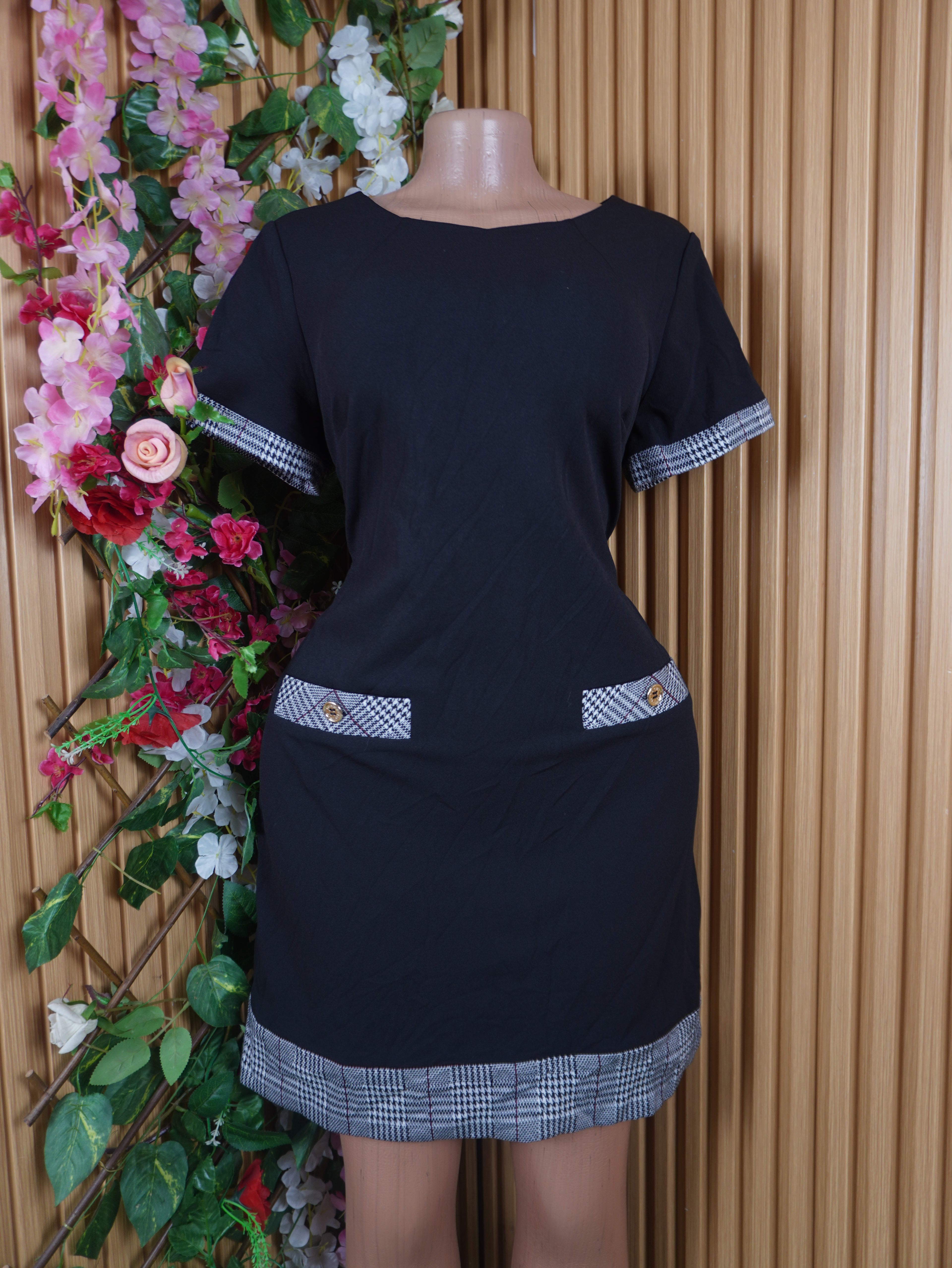Robe droite manches courtes décolletée-M