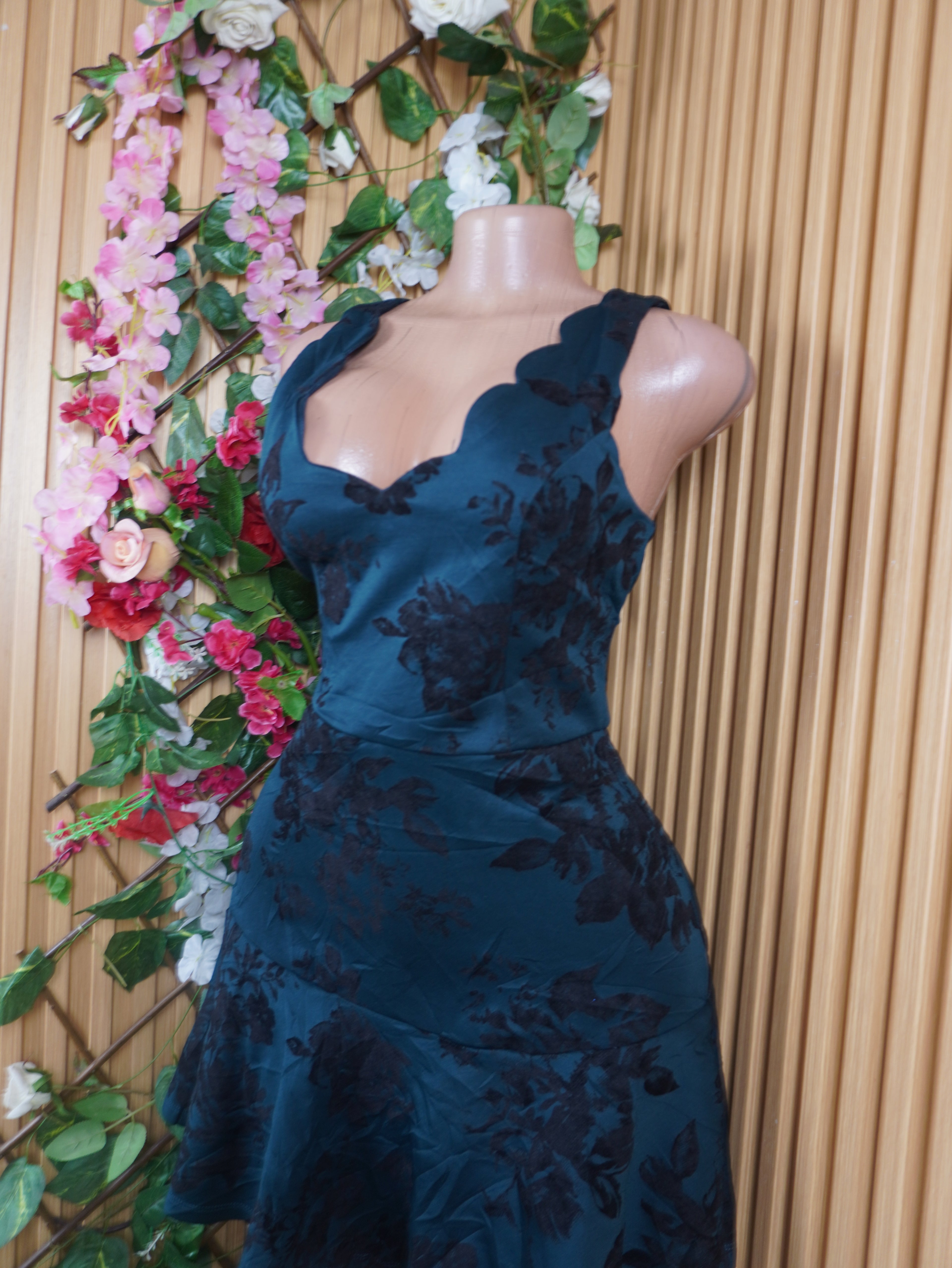 Robe evasée stylée sans manches décolletée-M