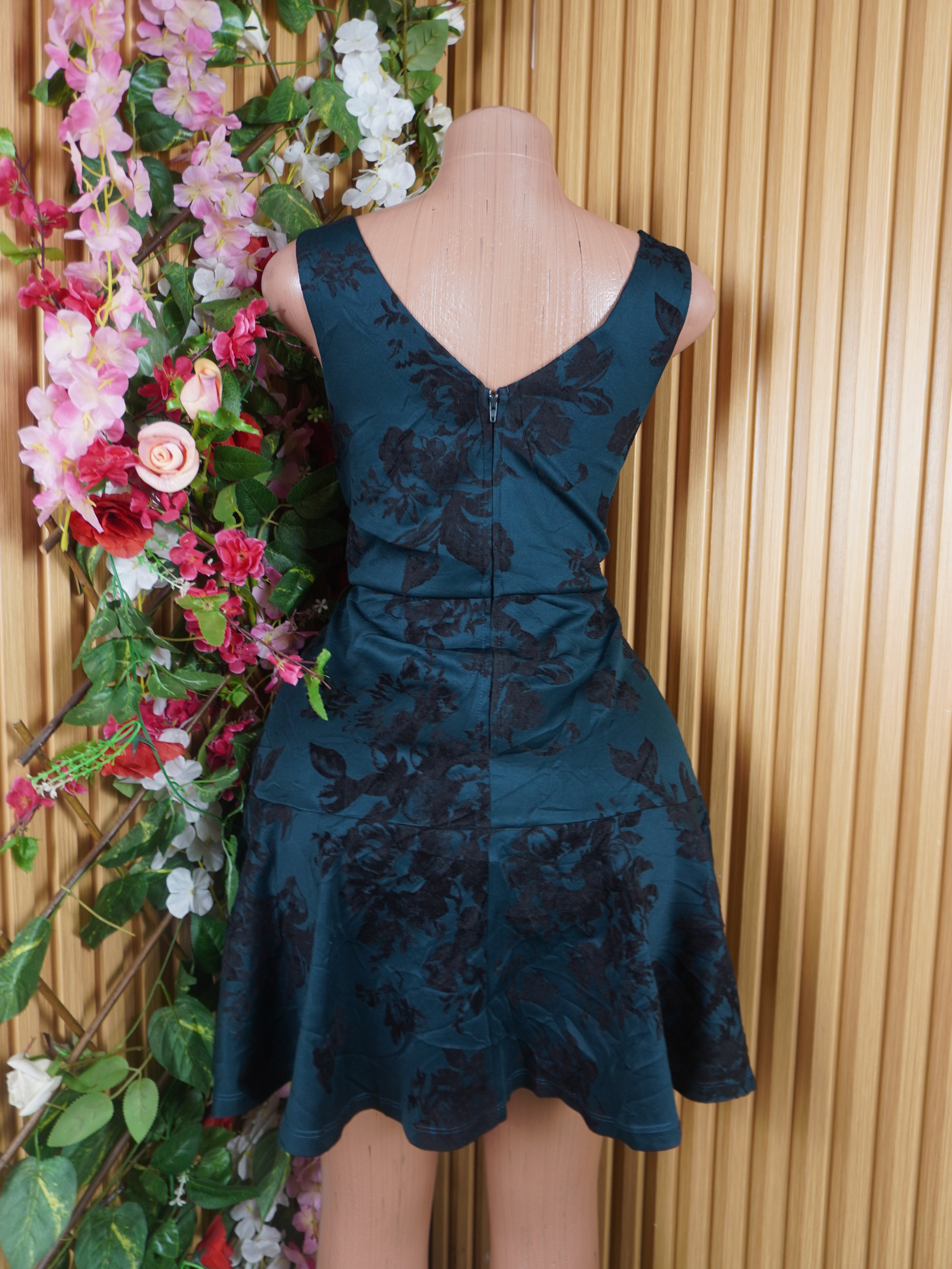 Robe evasée stylée sans manches décolletée-M