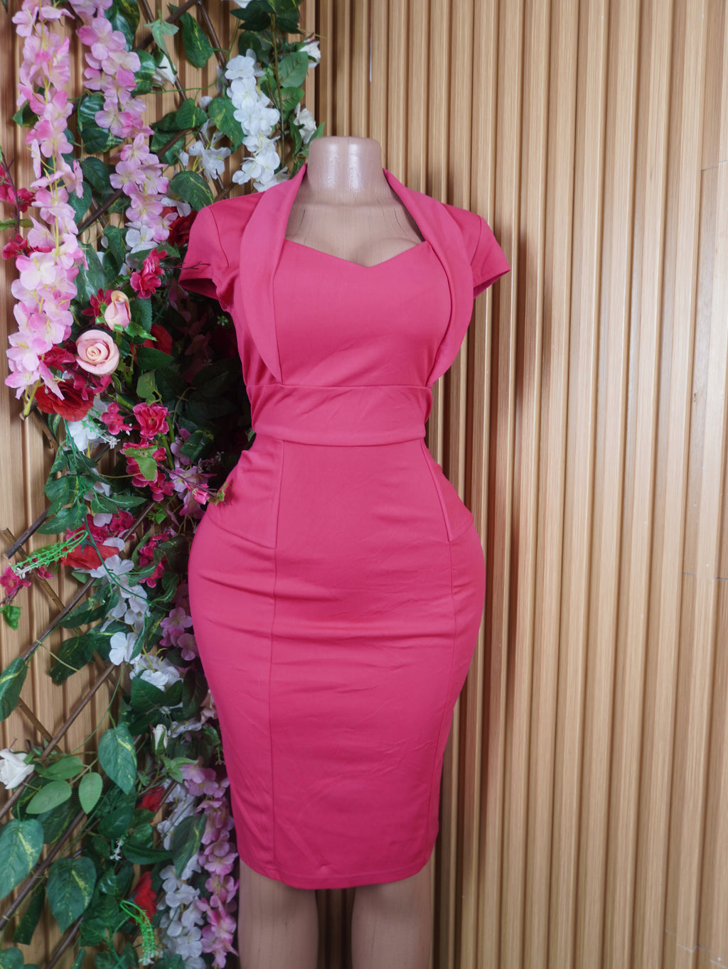 Robe moulante stylée sans manches  décolletée-M