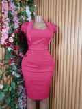 Robe moulante stylée sans manches  décolletée-M