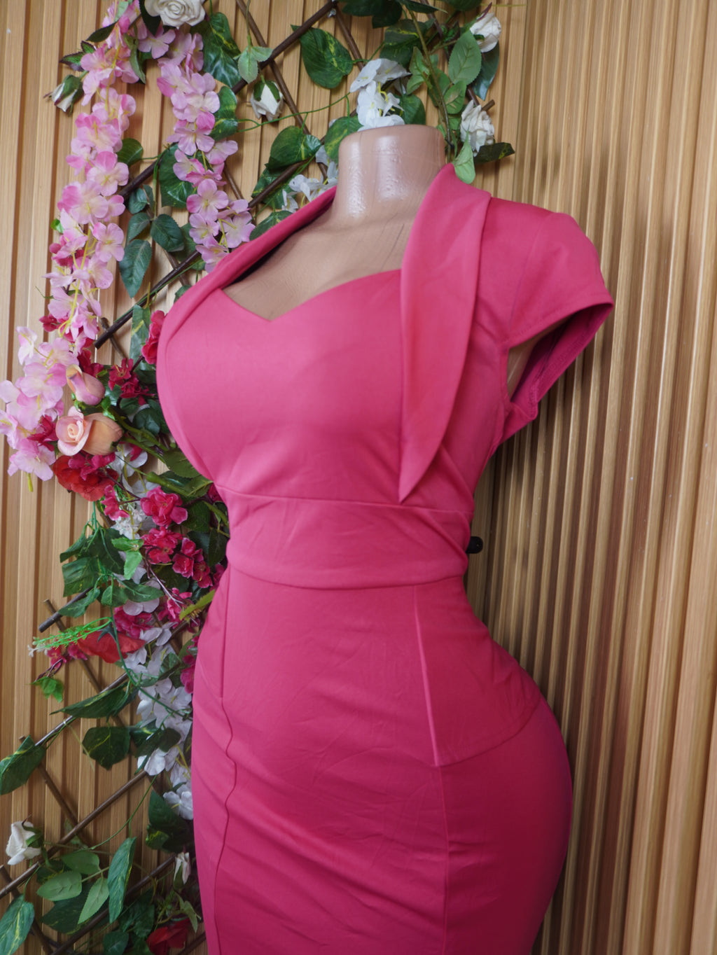 Robe moulante stylée sans manches  décolletée-M